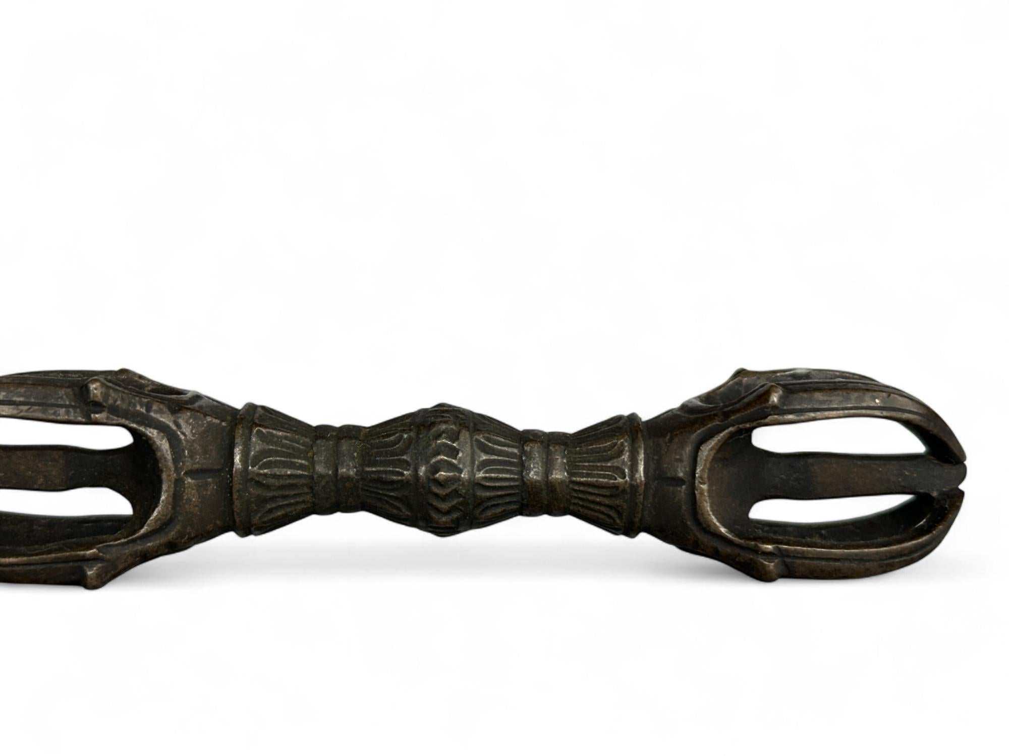 Set di oggetti buddisti del primo periodo Edo  strumenti rituali di bronzo - Vajra a cinque punte in vendita 12
