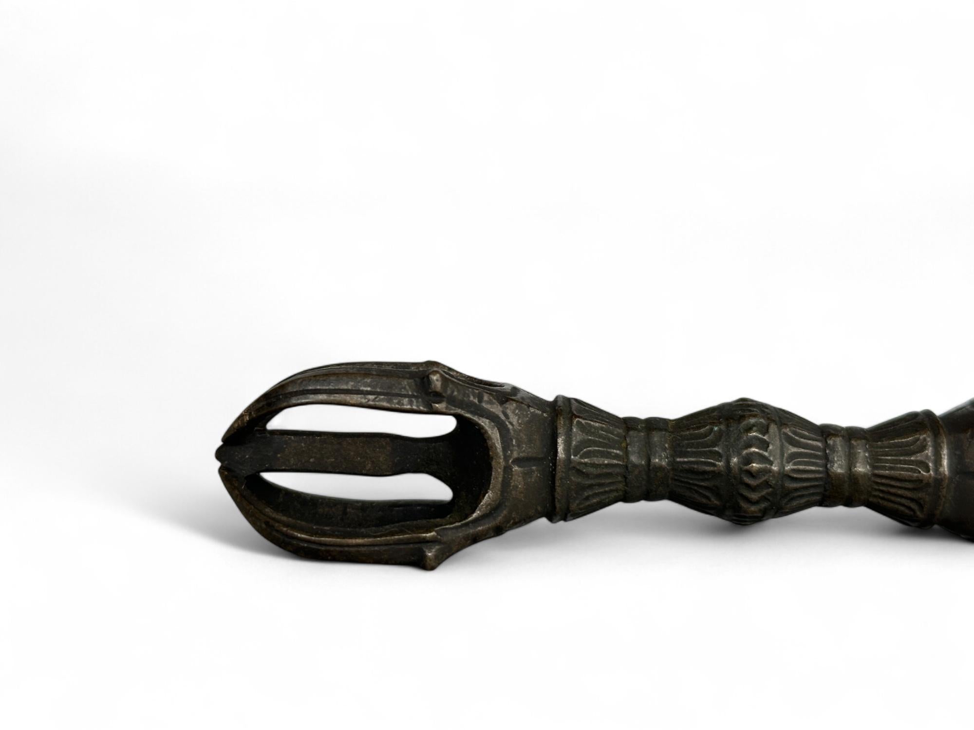 Set di oggetti buddisti del primo periodo Edo  strumenti rituali di bronzo - Vajra a cinque punte in vendita 13