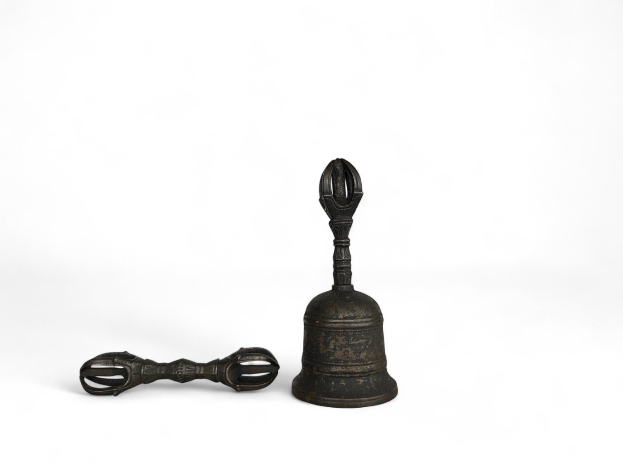 Set di oggetti buddisti del primo periodo Edo  Strumenti rituali di bronzo - Vajra a cinque punte e campana

Un elegante e ben conservato set di attrezzi rituali buddisti del periodo Momoyama - inizio del periodo Edo (XVII secolo), composto da un
