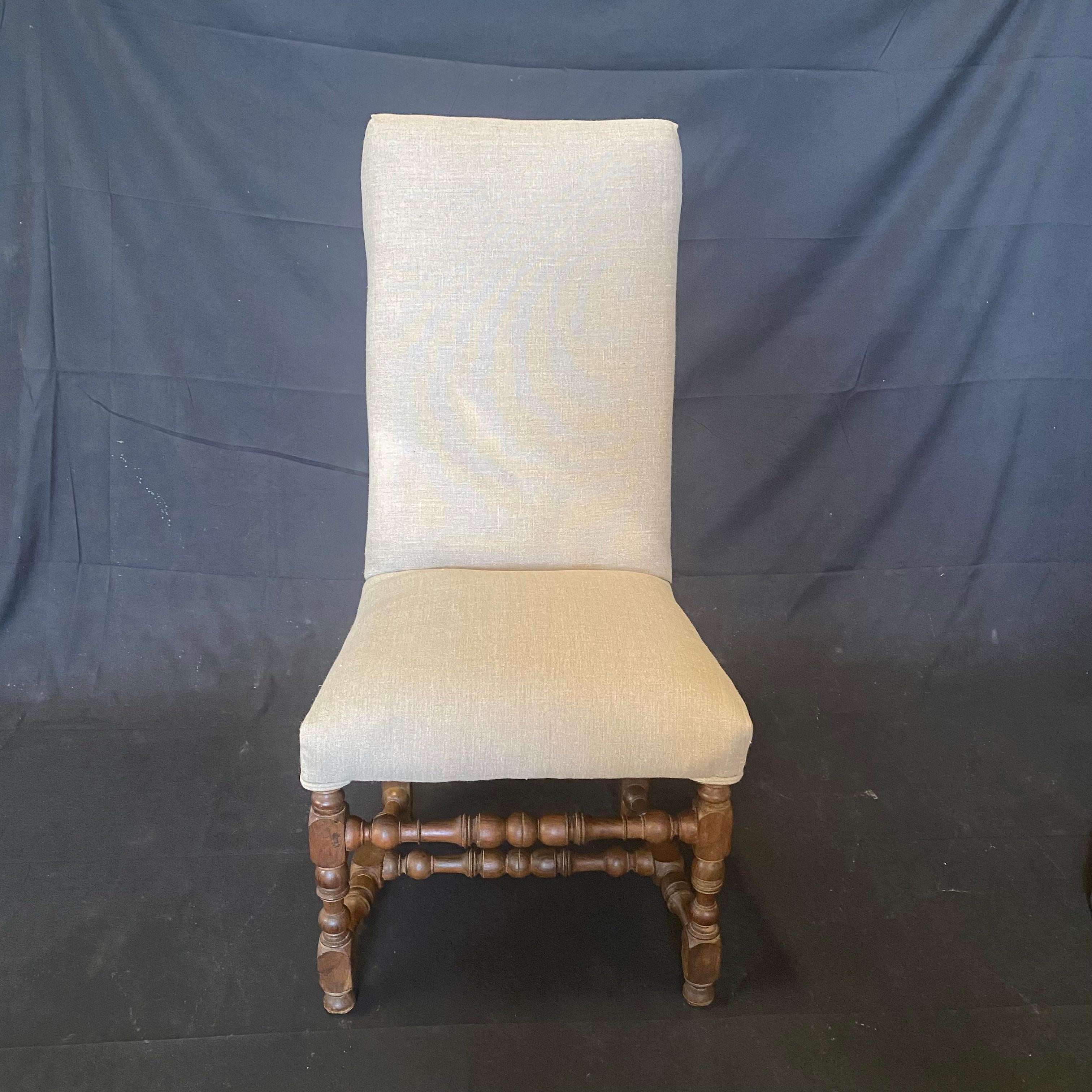 Splendido set di tre sedie francesi Luigi XIII in noce con intricati lavori di tornitura sulle gambe e sulle traverse, completate da una nuova tappezzeria neutra.
altezza del sedile 20

Nota: abbiamo un altro set identico di 3 pezzi, ma sono di