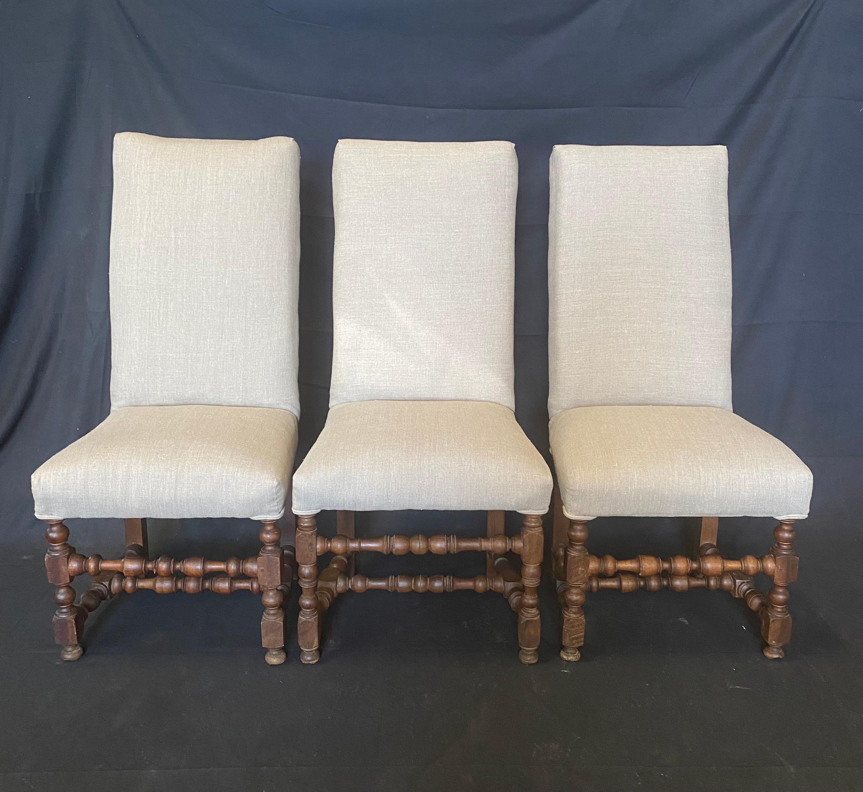 Set di sedie francesi Luigi XIII con intricata tornitura e nuova tappezzeria In condizioni buone in vendita a Hopewell, NJ