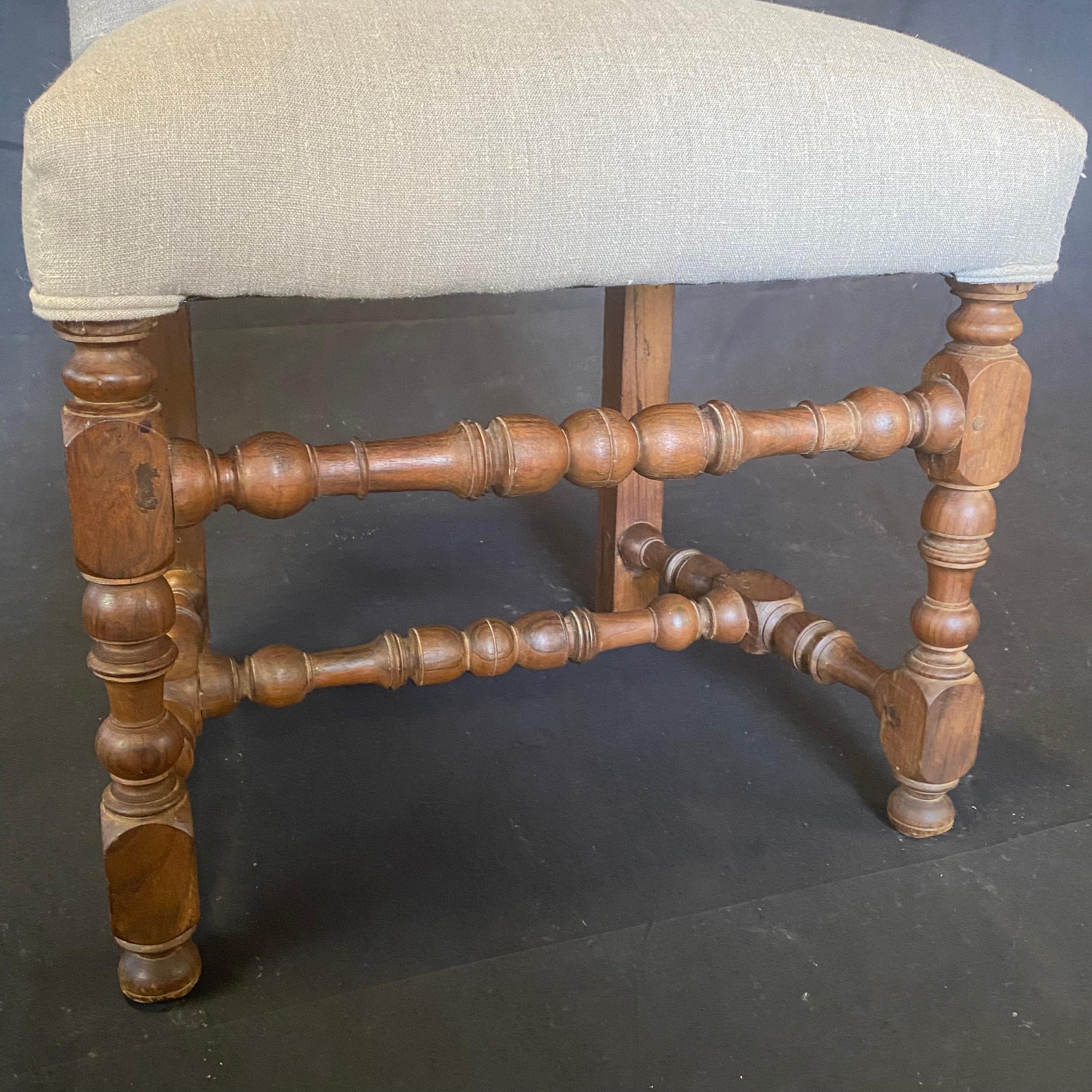 Set di sedie francesi Luigi XIII con intricata tornitura e nuova tappezzeria in vendita 1