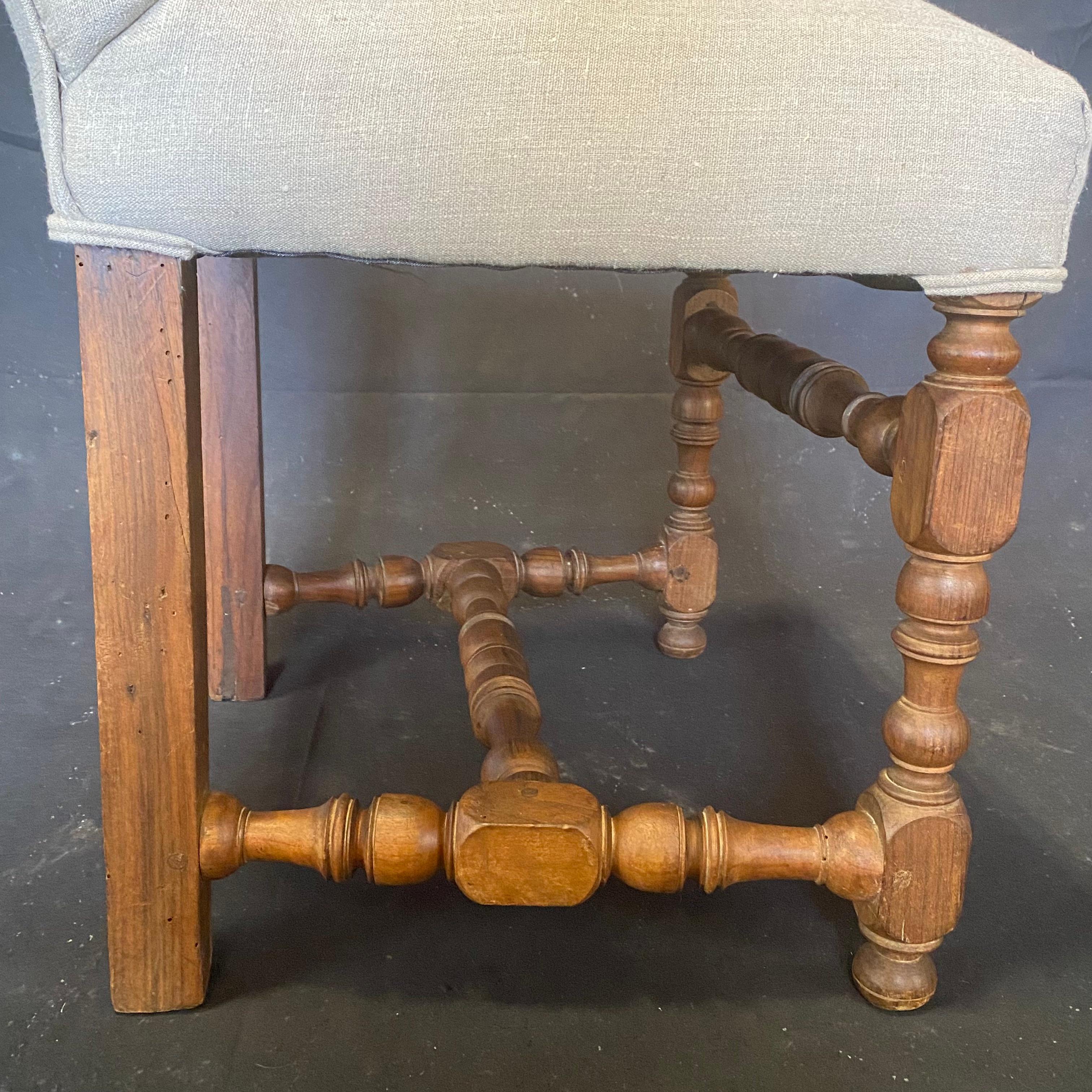Set di sedie francesi Luigi XIII con intricata tornitura e nuova tappezzeria in vendita 3