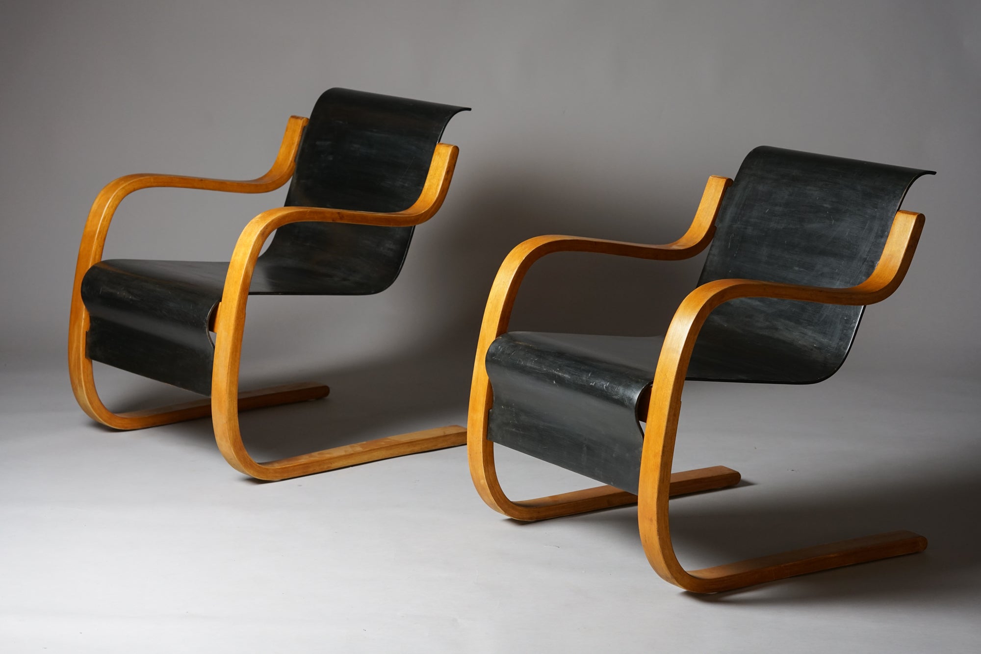 Se of early Alvar Aalto model 42 cantilevered 'Little Paimio' armchairs, Finland, circa 1930s.
Bented birch-veneered plywood. Manufactured by O.Y. Huonekalu-ja Rakennustyötehdas A.b., Turku. Beautiful original condition. Structurally solid for use. 