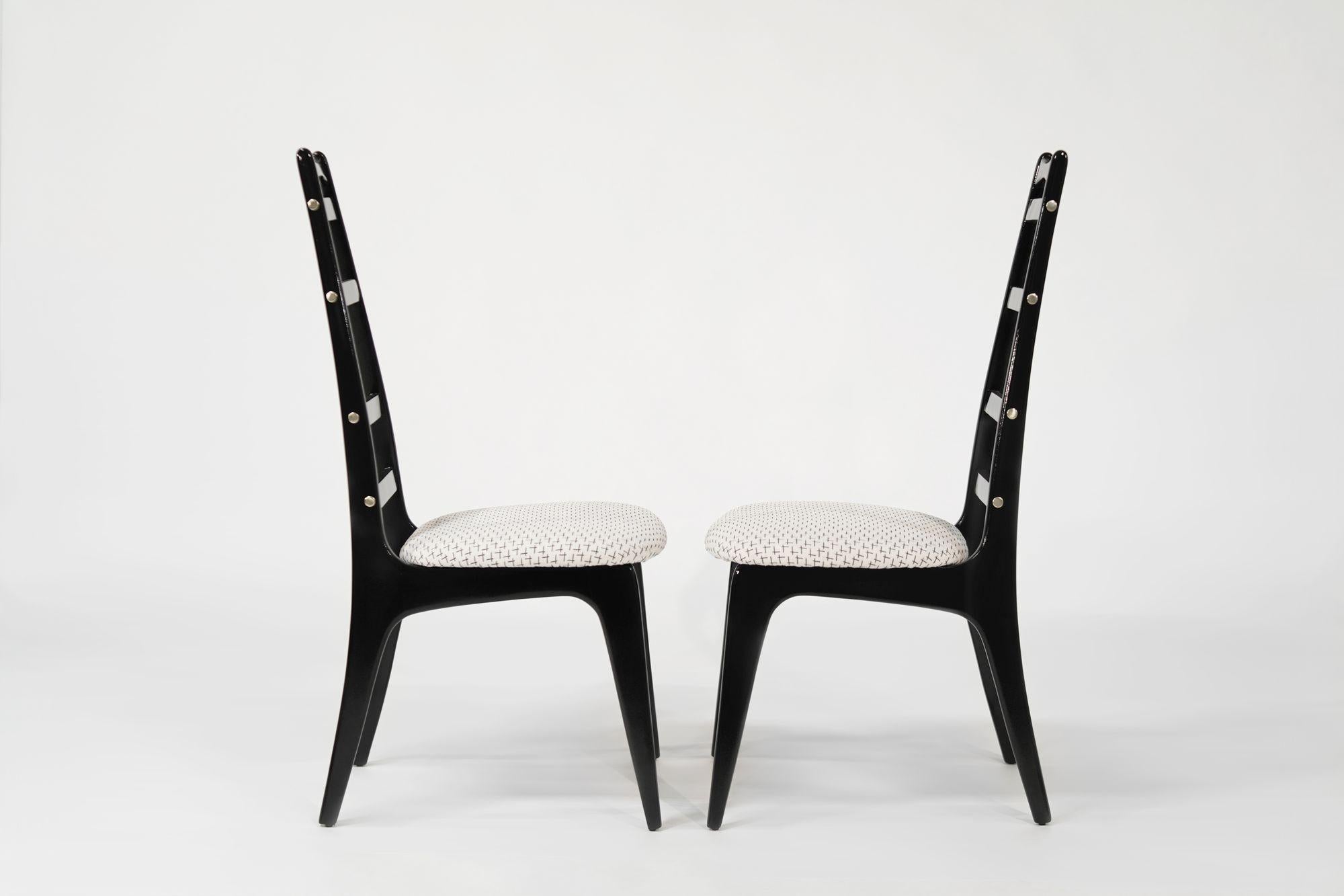 Set di sedie con schienale a scaletta in ebano con inserti in ottone, C.C. anni '50 in vendita 4