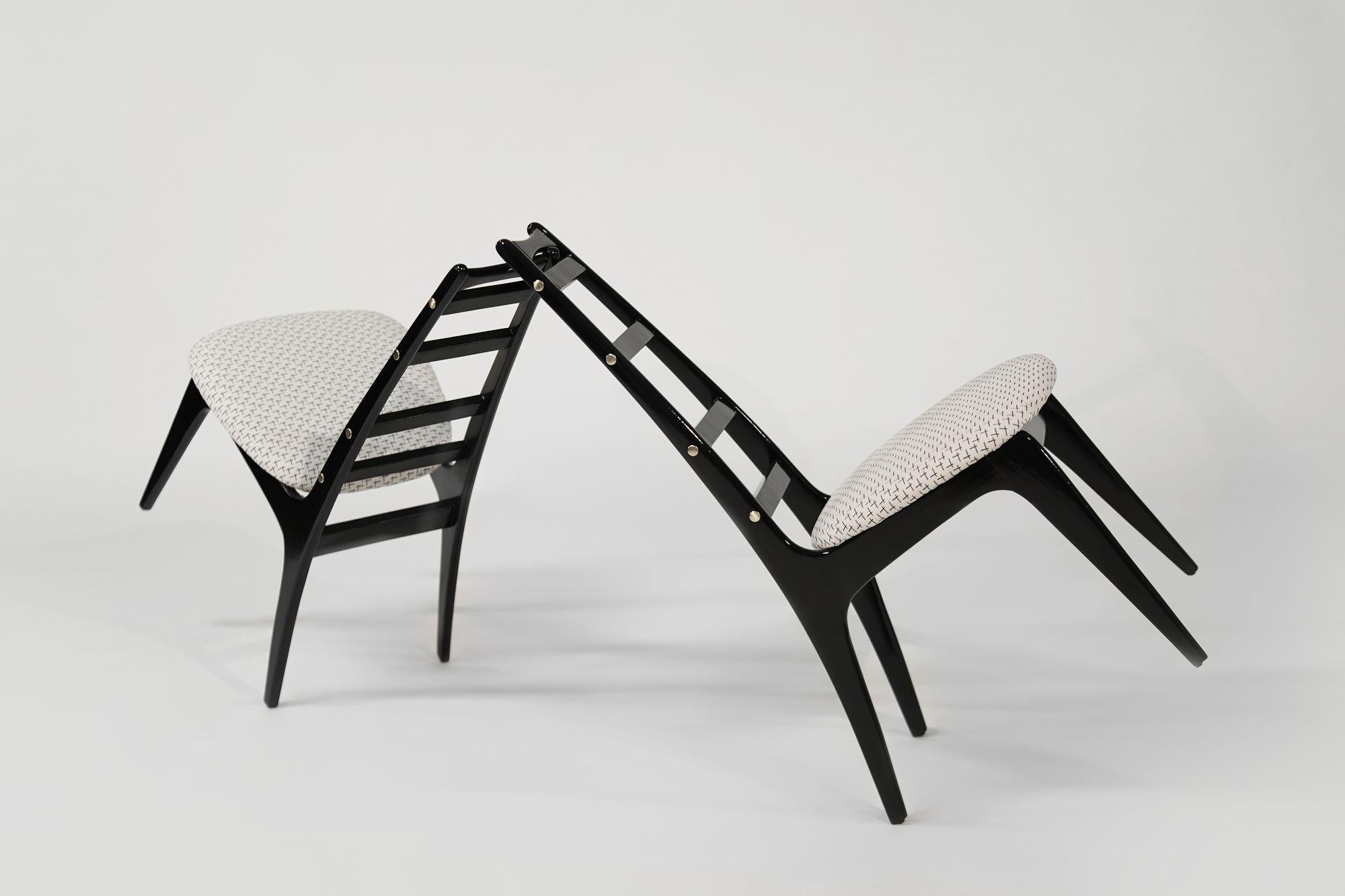 Set di sedie con schienale a scaletta in ebano con inserti in ottone, C.C. anni '50 In condizioni ottime in vendita a Westport, CT