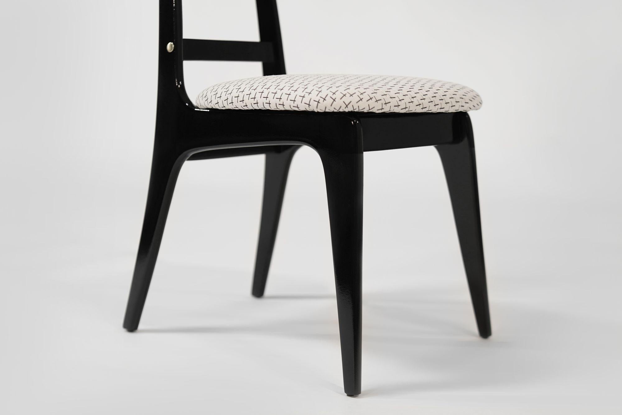Ottone Set di sedie con schienale a scaletta in ebano con inserti in ottone, C.C. anni '50 in vendita