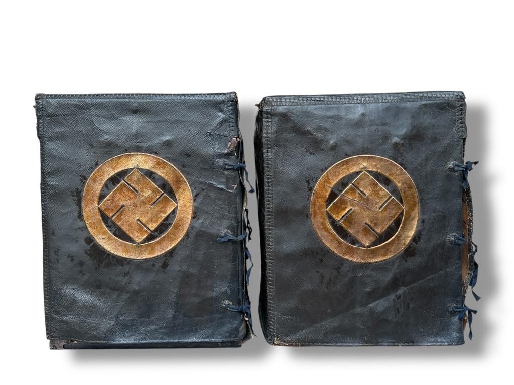 Satz von Samurai-Rüstungsabdeckungen aus der Edo-Periode (Yoroi Bitsu Covers) mit goldenen Familienwappen
Japan, 18. Jahrhundert (Edo-Zeit)
Abmessungen: Ca. 40 × 40 cm, H 53 cm

Ein extrem seltener Satz originaler Samurai-Rüstungshüllen (yoroi bitsu