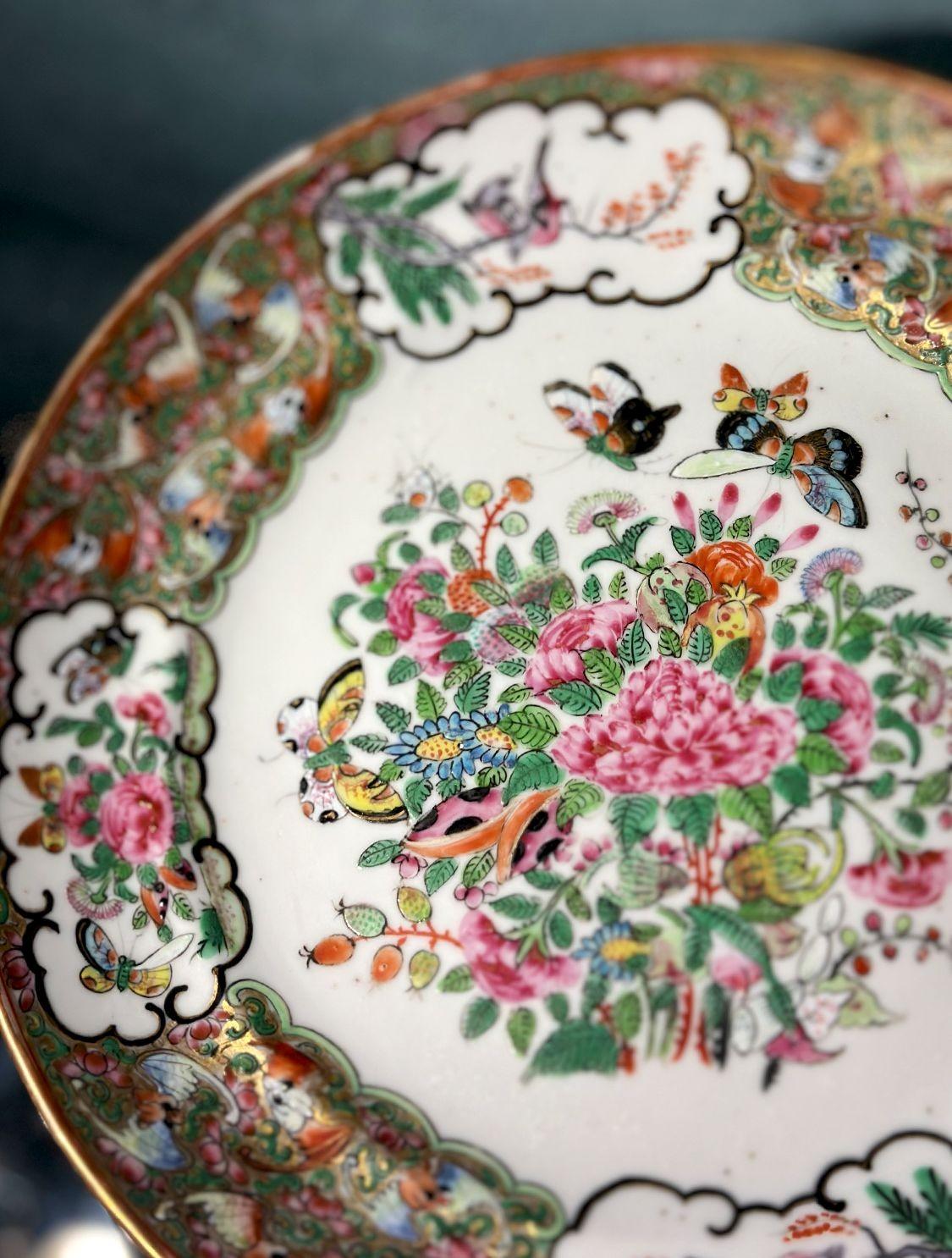 Ensemble de huit assiettes de service en céramique d'exportation chinoise Rose Canton, fabriquées au 18/19e siècle. Ils sont finement peints à la main et présentent principalement de magnifiques motifs floraux ainsi que des motifs d'oiseaux et de
