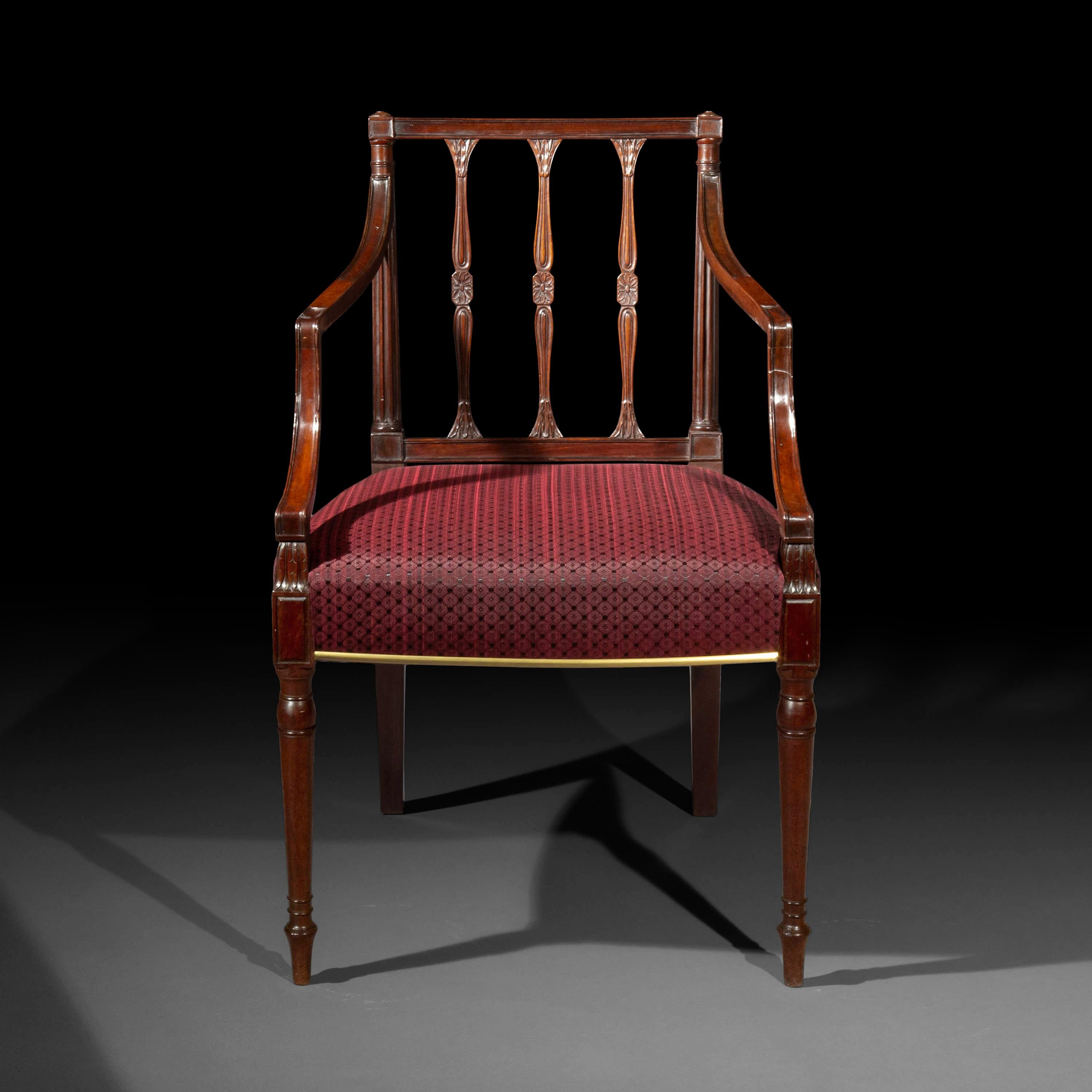 Une paire de fauteuils ou de chaises coudées d'époque George III extrêmement élégante et de superbe qualité. Six chaises d'appoint sont disponibles séparément.
Anglais, vers 1780

Pourquoi nous les aimons :
Modèle merveilleusement élégant,
