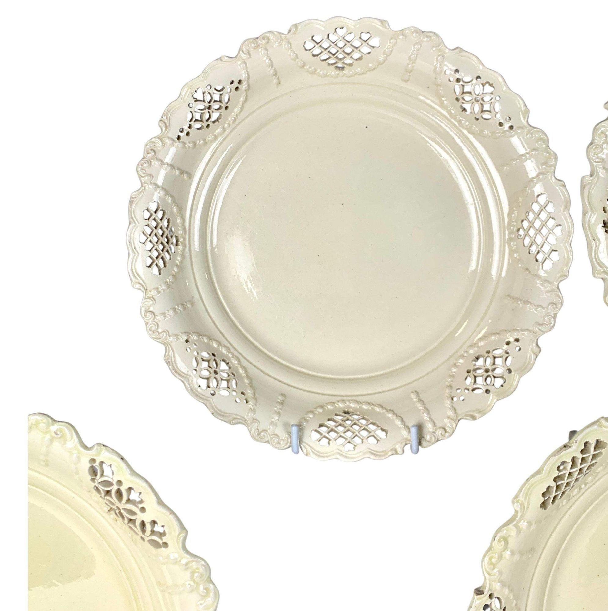 Questo elegante set di otto piatti inglesi in creamware risale al 1785 circa.
Ogni piatto è realizzato con un bordo delicatamente traforato con cuori, Dot Dot e diamanti disposti in otto gruppi uniformemente distanziati, che conferiscono al bordo