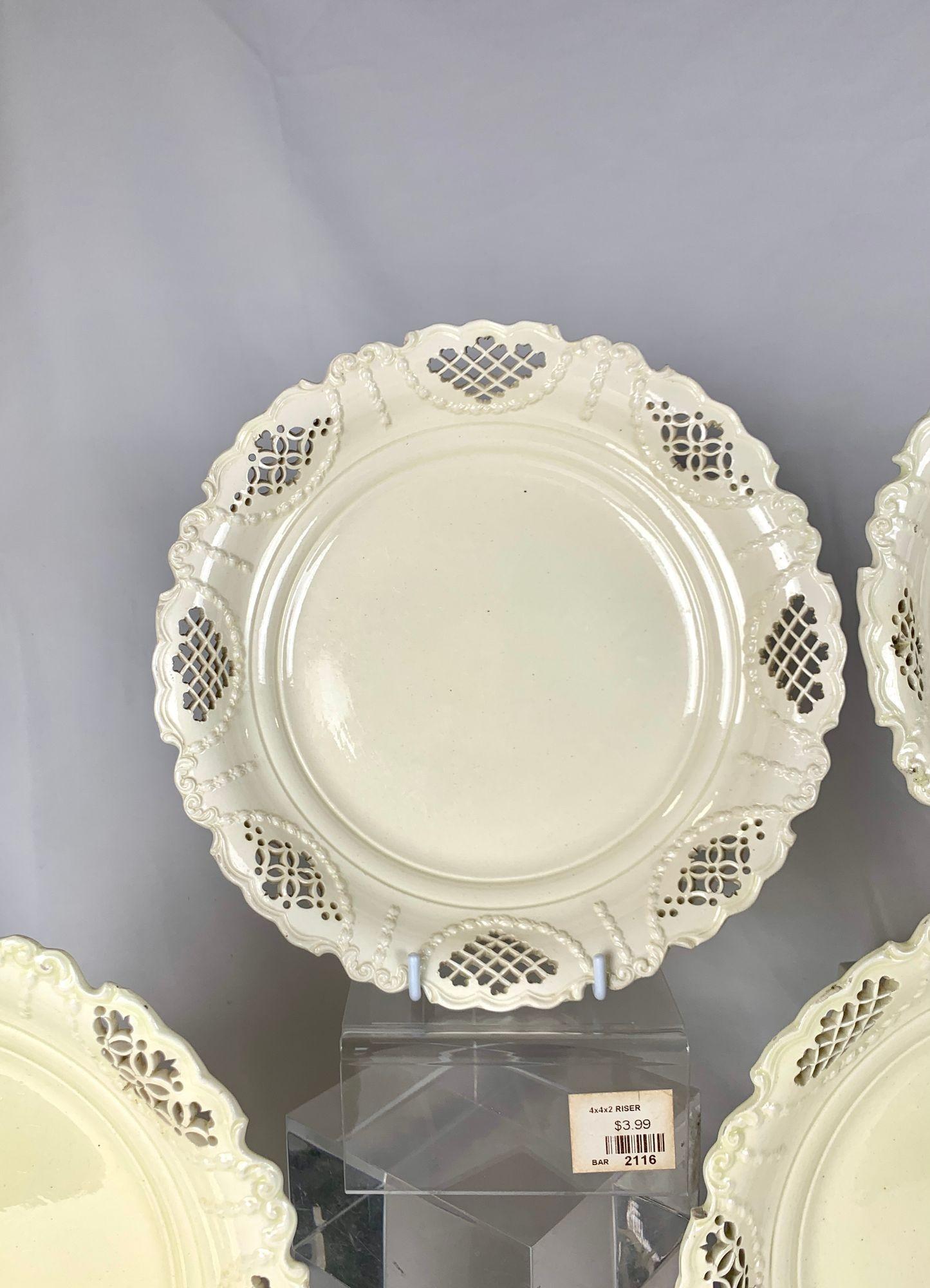 Inglese Set di otto piatti in ceramica inglese del XVIII secolo, con bordo traforato, C.C. 1785 in vendita