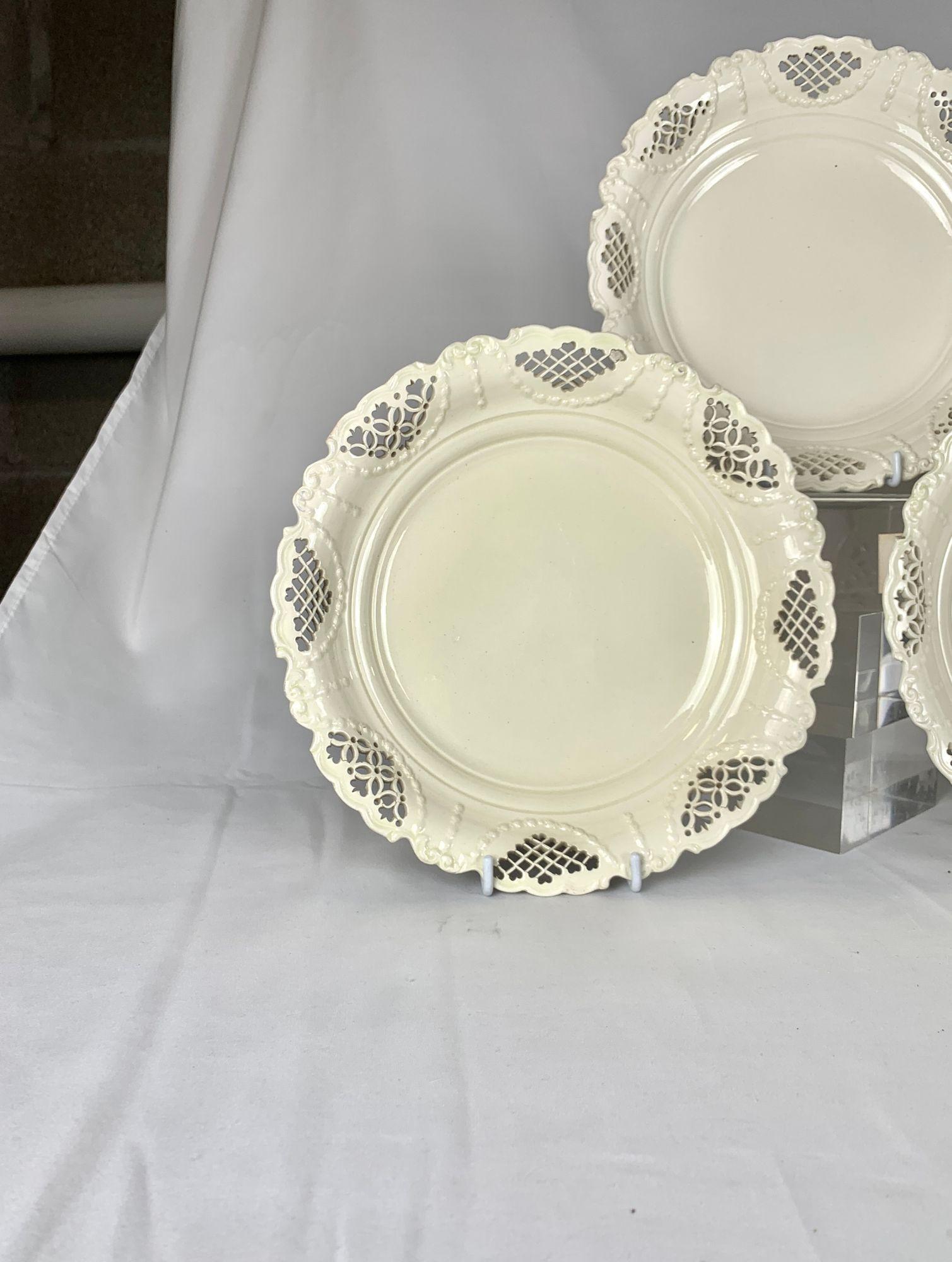 Stampato Set di otto piatti in ceramica inglese del XVIII secolo, con bordo traforato, C.C. 1785 in vendita