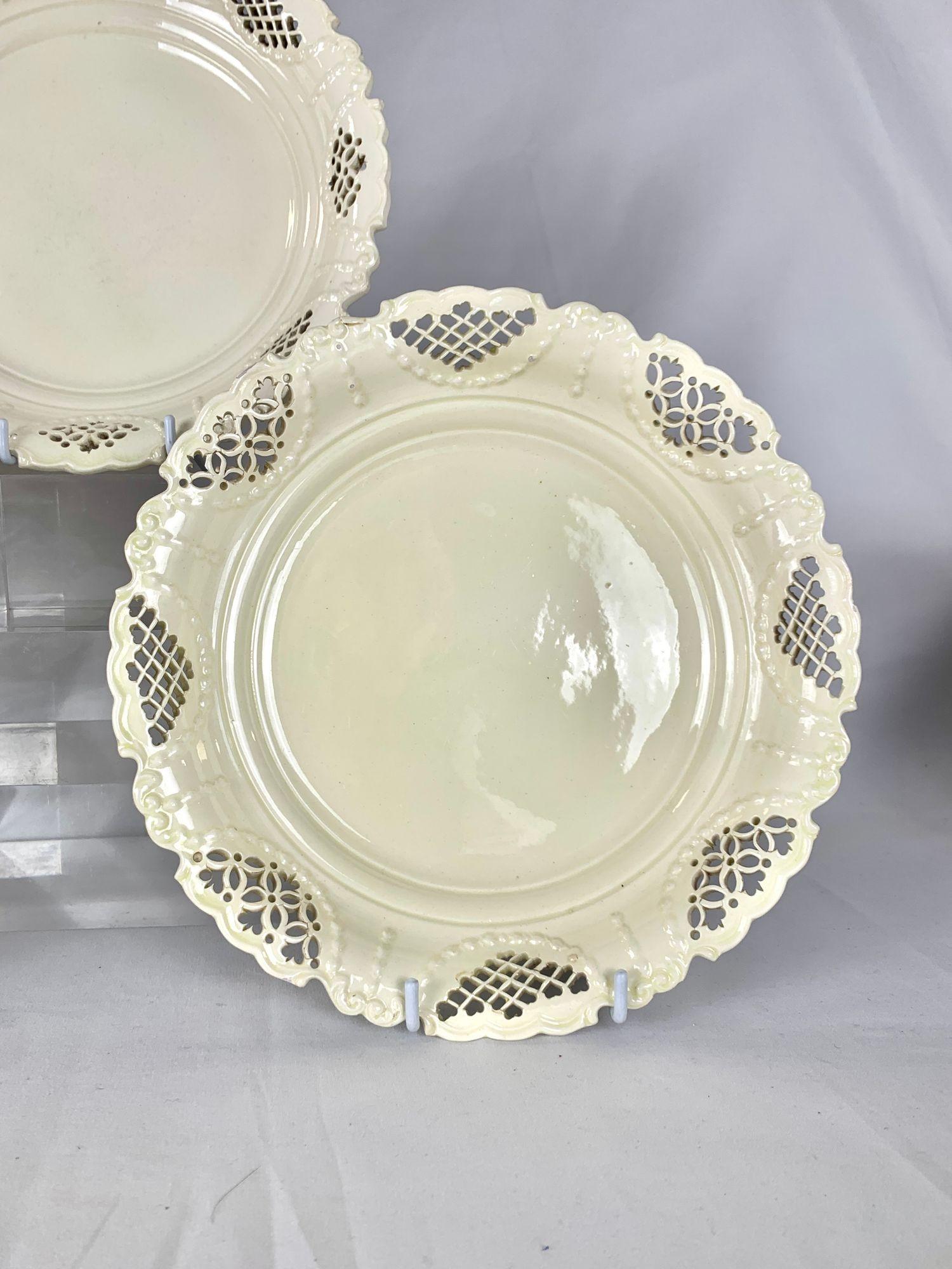 Set di otto piatti in ceramica inglese del XVIII secolo, con bordo traforato, C.C. 1785 In condizioni ottime in vendita a Katonah, NY