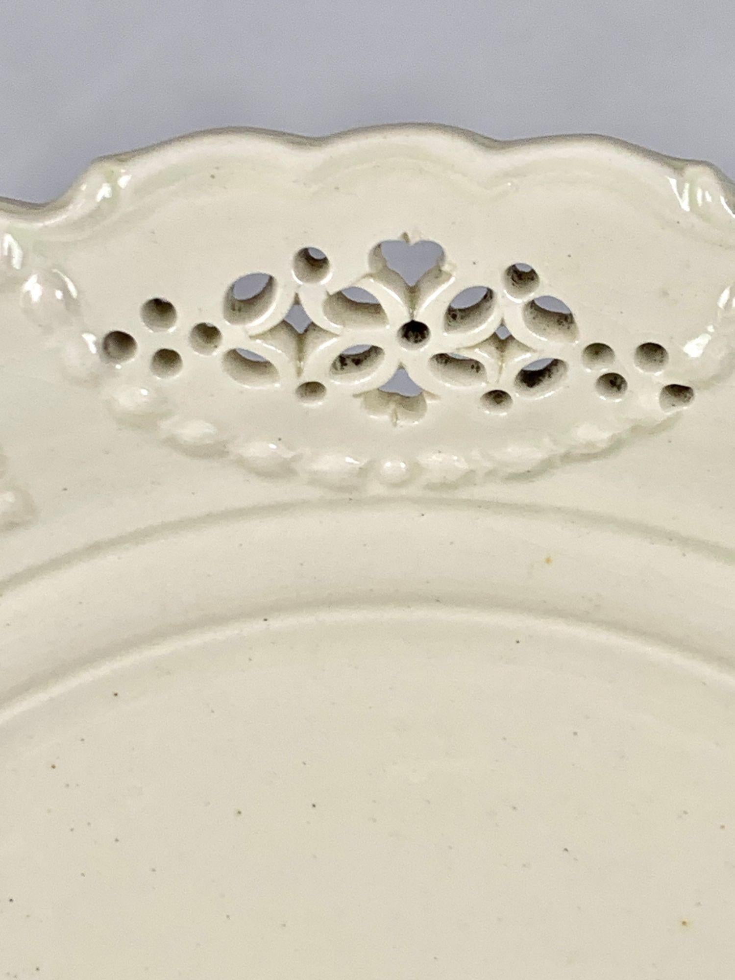 Set di otto piatti in ceramica inglese del XVIII secolo, con bordo traforato, C.C. 1785 in vendita 1