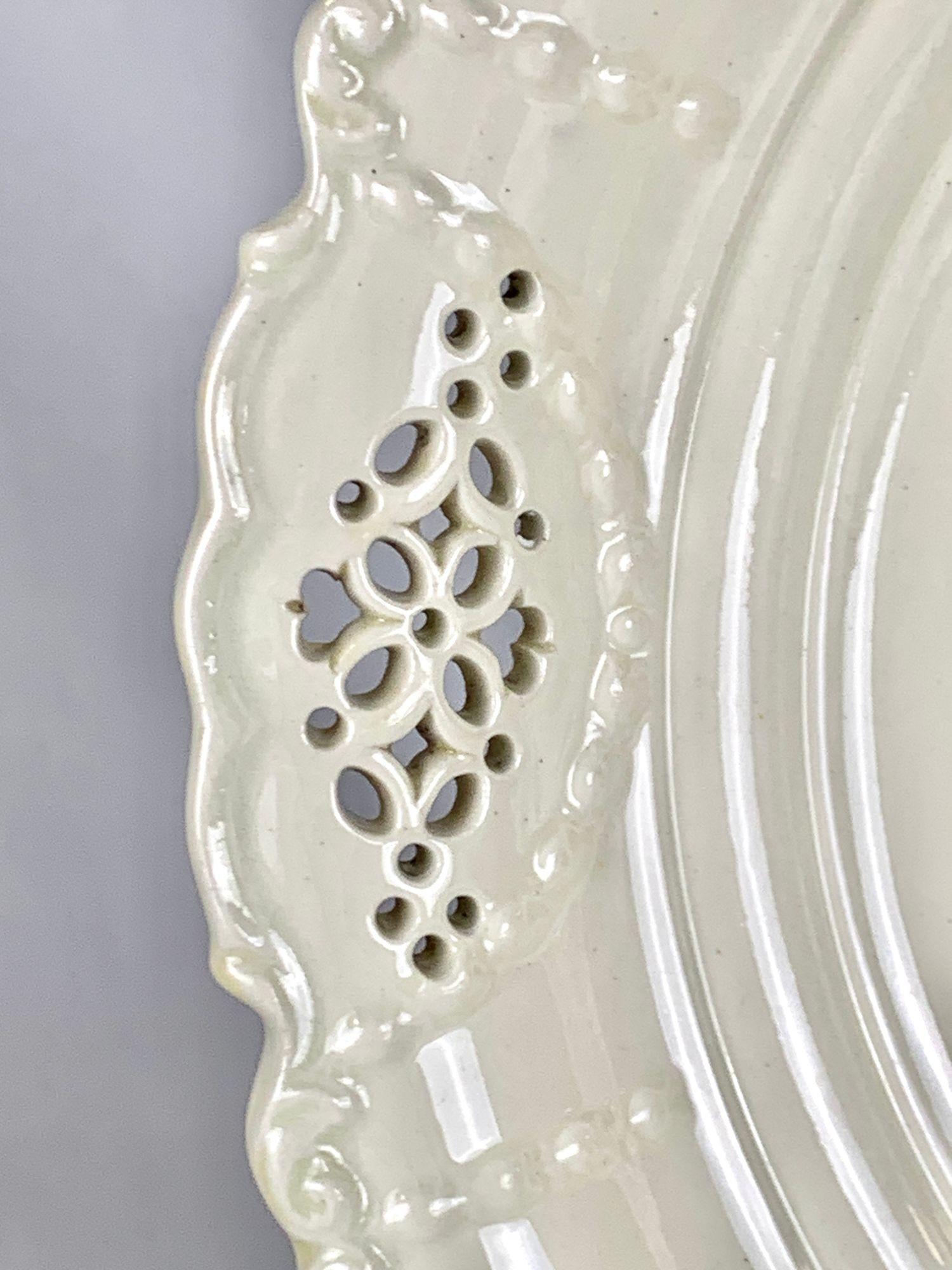 Set di otto piatti in ceramica inglese del XVIII secolo, con bordo traforato, C.C. 1785 in vendita 2