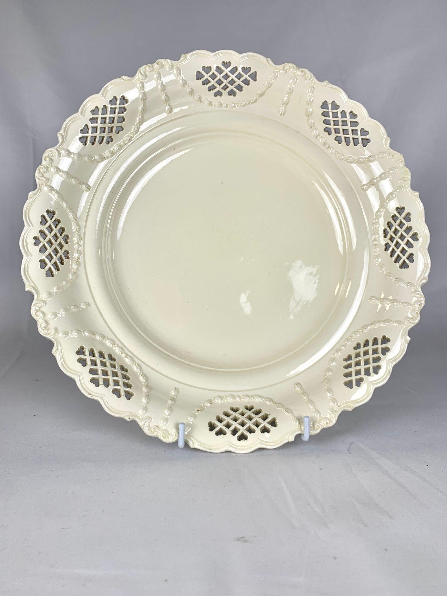 Set di otto piatti in ceramica inglese del XVIII secolo, con bordo traforato, C.C. 1785 in vendita 3