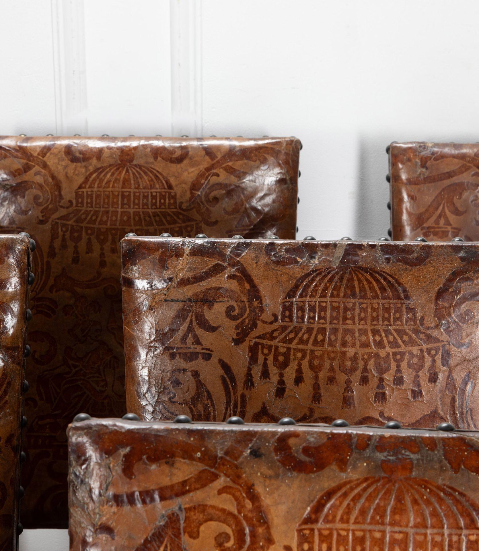 Ensemble de huit chaises de salle à manger italiennes du XVIIIe siècle en noyer et cuir en vente 6