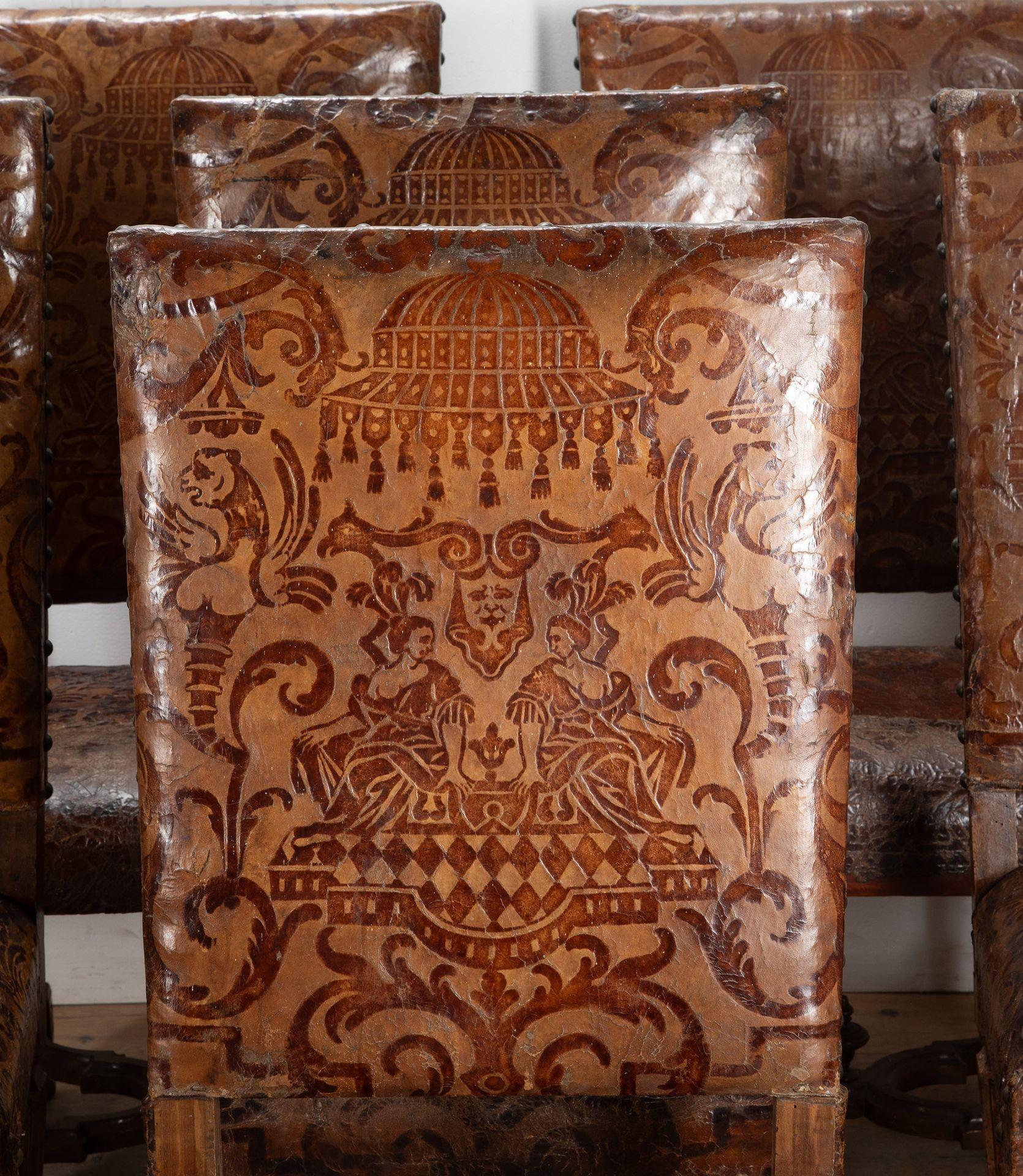 Ensemble de huit chaises de salle à manger italiennes du XVIIIe siècle en noyer et cuir en vente 8