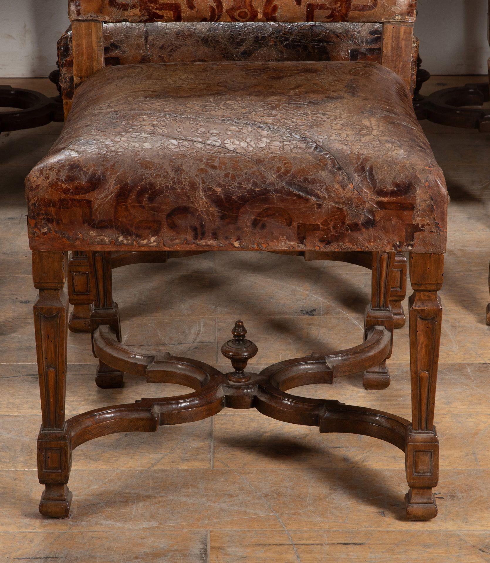 Ensemble de huit chaises de salle à manger italiennes du XVIIIe siècle en noyer et cuir en vente 9