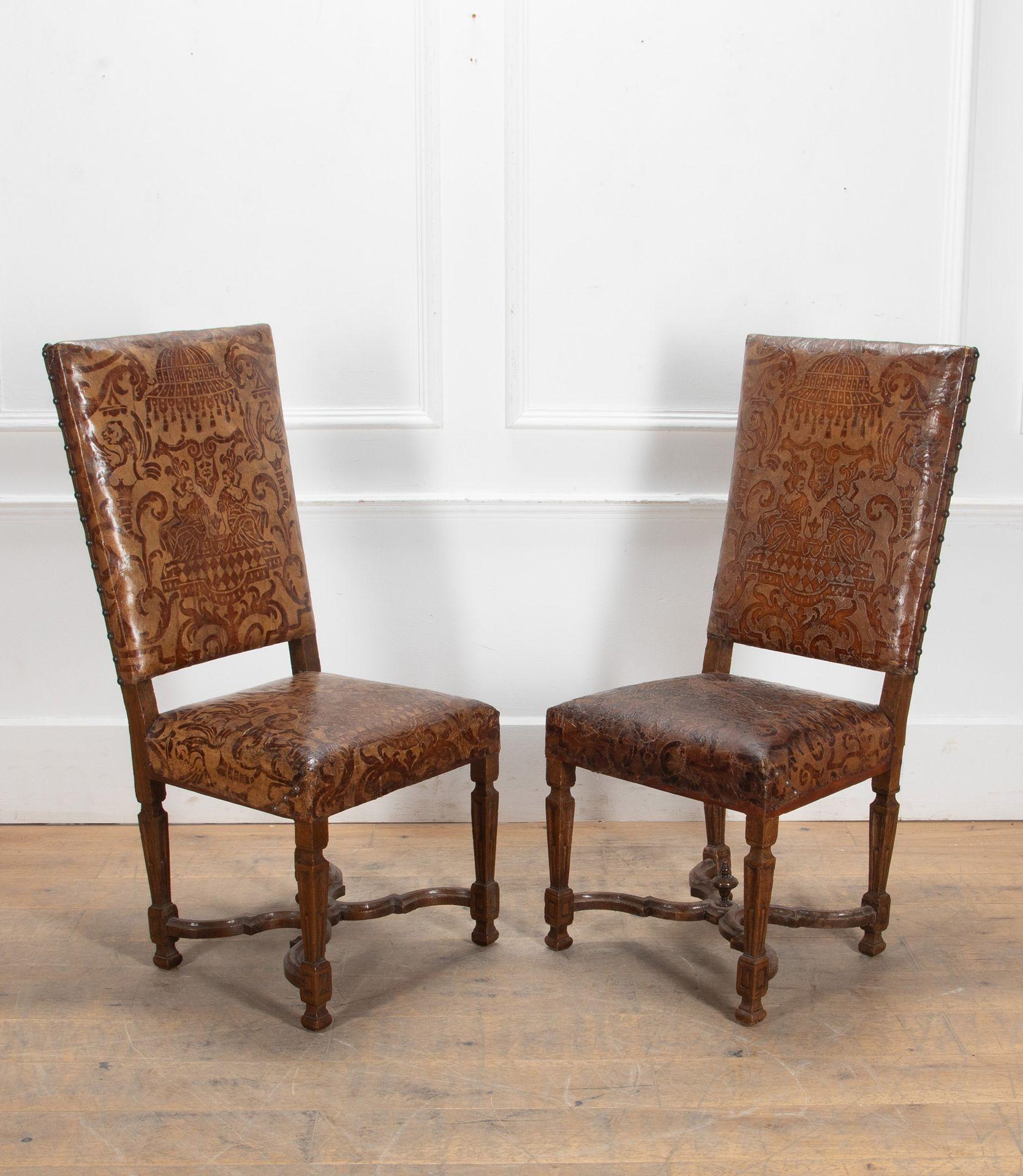 Ensemble de huit chaises en noyer italiennes du XVIIIe siècle.
Dossiers et sièges en cuir gaufré d'origine.