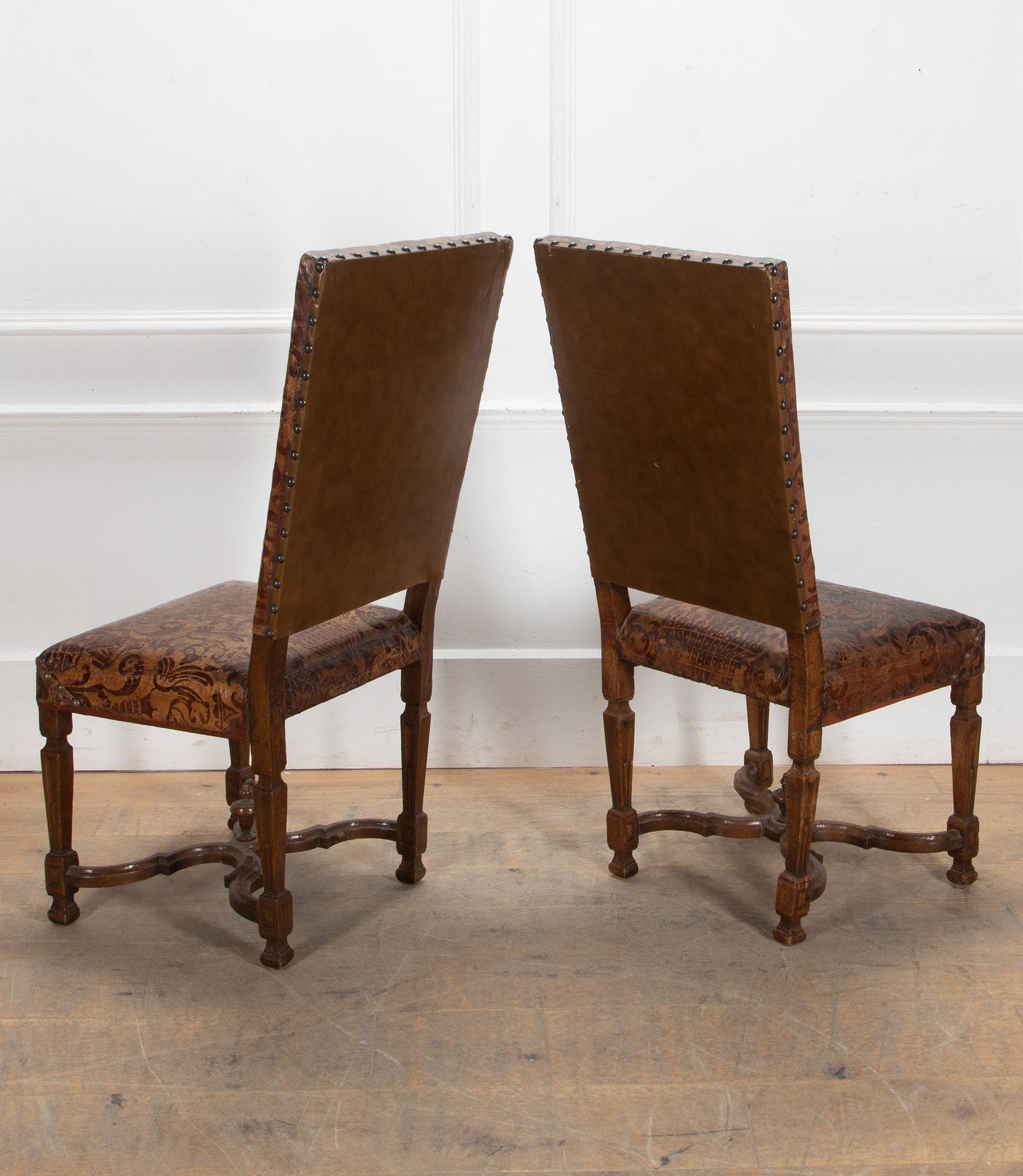 Ensemble de huit chaises de salle à manger italiennes du XVIIIe siècle en noyer et cuir Bon état - En vente à Gloucestershire, GB