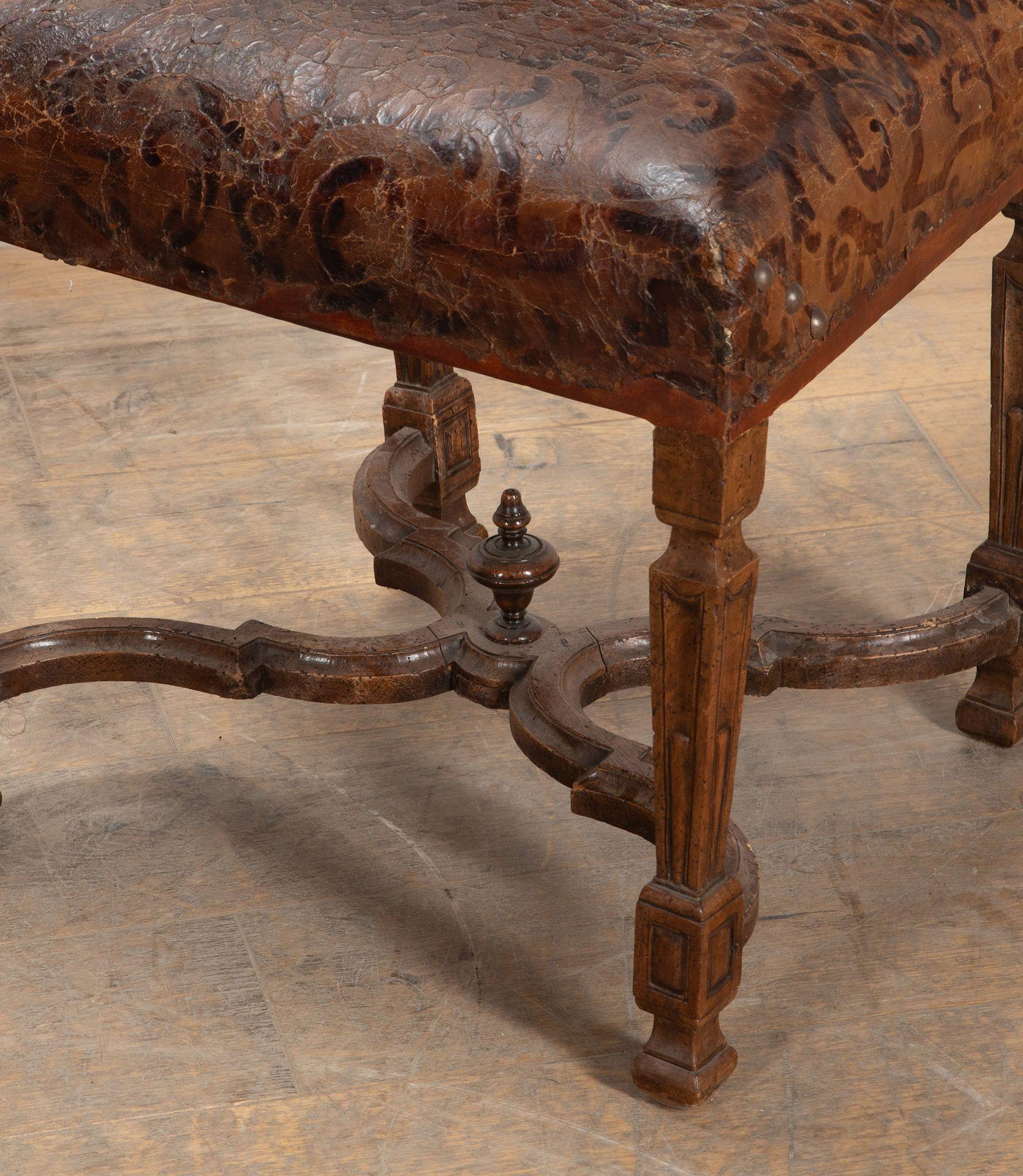 Cuir Ensemble de huit chaises de salle à manger italiennes du XVIIIe siècle en noyer et cuir en vente