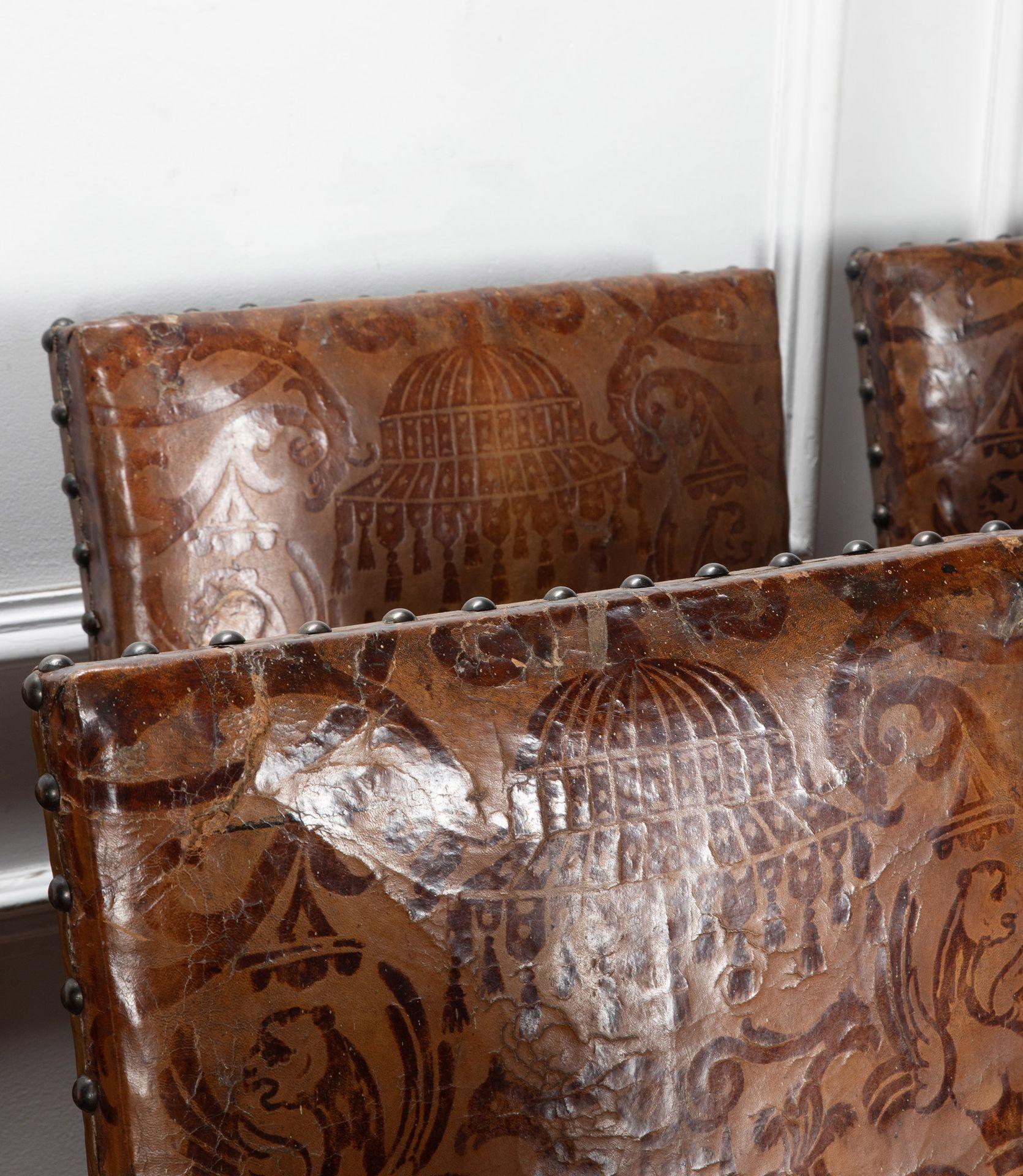 Ensemble de huit chaises de salle à manger italiennes du XVIIIe siècle en noyer et cuir en vente 2