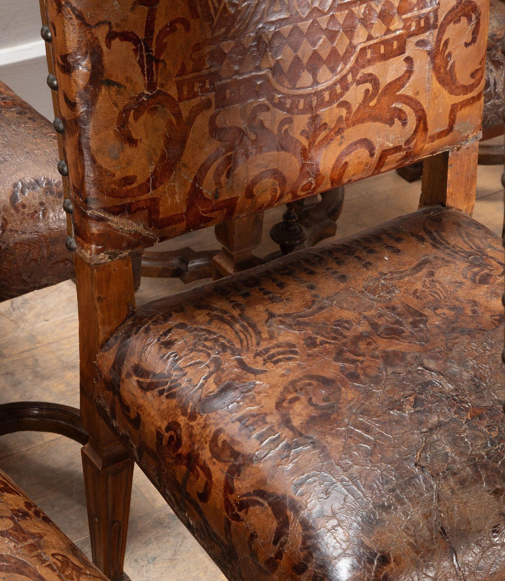 Ensemble de huit chaises de salle à manger italiennes du XVIIIe siècle en noyer et cuir en vente 3