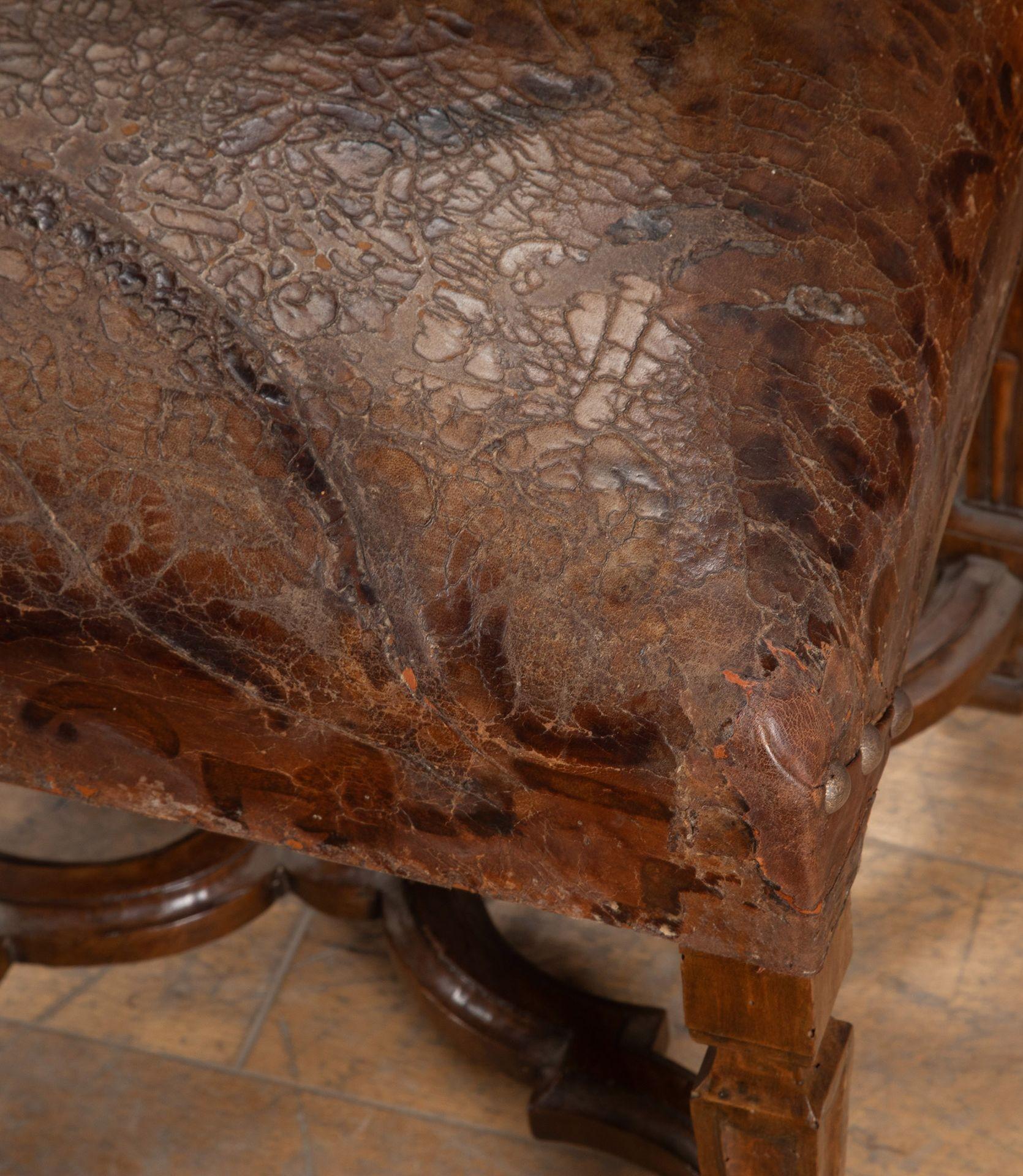 Ensemble de huit chaises de salle à manger italiennes du XVIIIe siècle en noyer et cuir en vente 4
