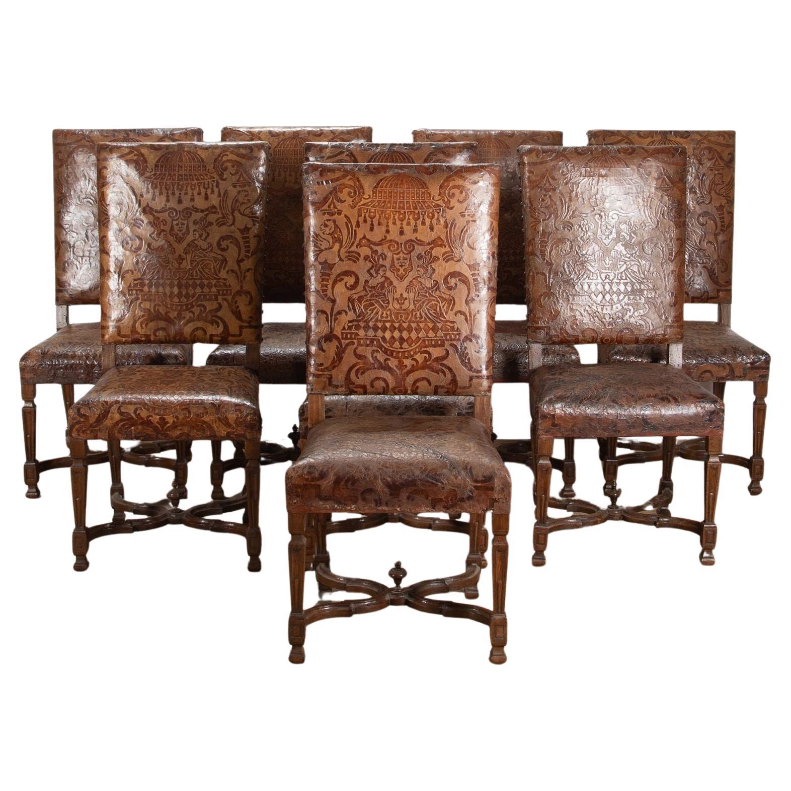 Ensemble de huit chaises de salle à manger italiennes du XVIIIe siècle en noyer et cuir