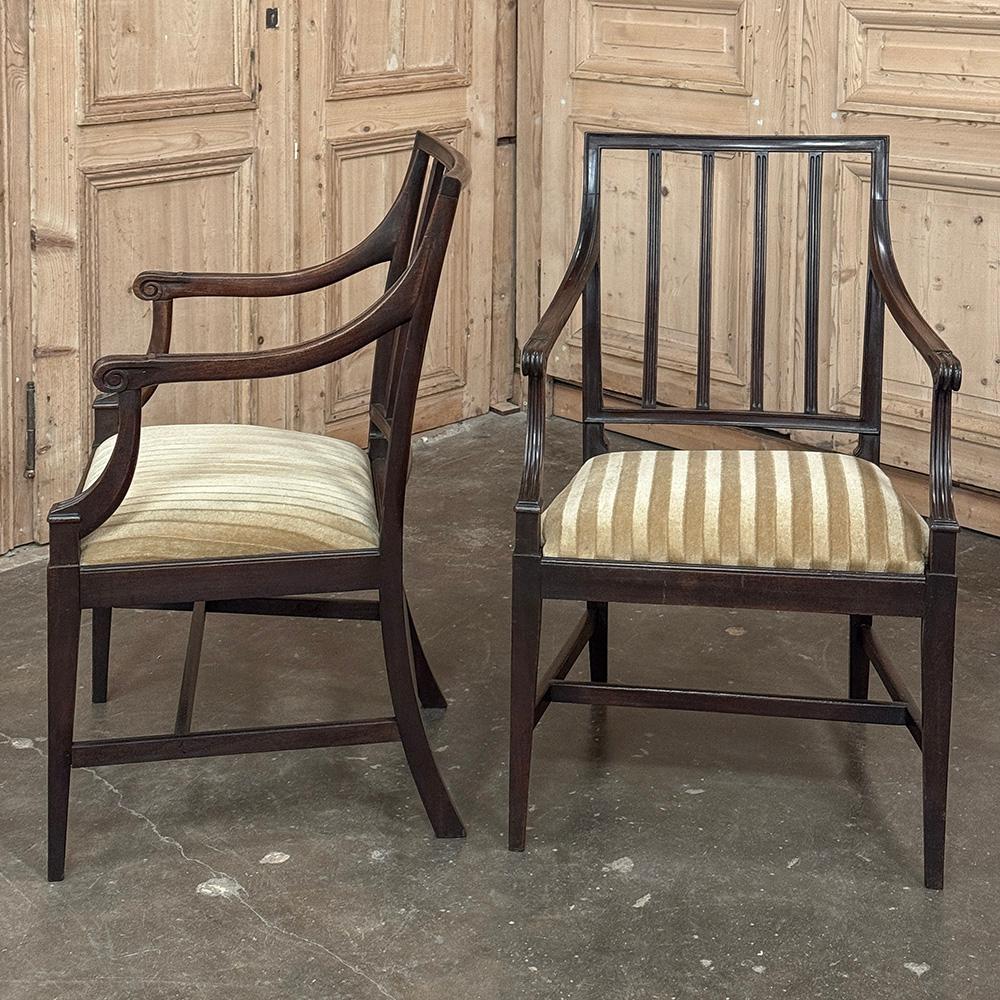 Ensemble de huit chaises de salle à manger néoclassiques du XVIIIe siècle, y compris deux fauteuils en vente 4