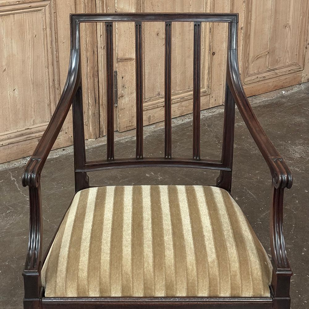 Ensemble de huit chaises de salle à manger néoclassiques du XVIIIe siècle, y compris deux fauteuils en vente 5