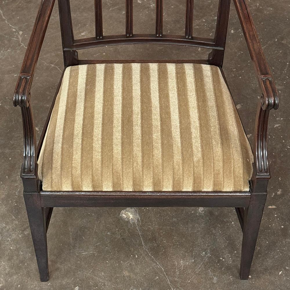 Ensemble de huit chaises de salle à manger néoclassiques du XVIIIe siècle, y compris deux fauteuils en vente 6