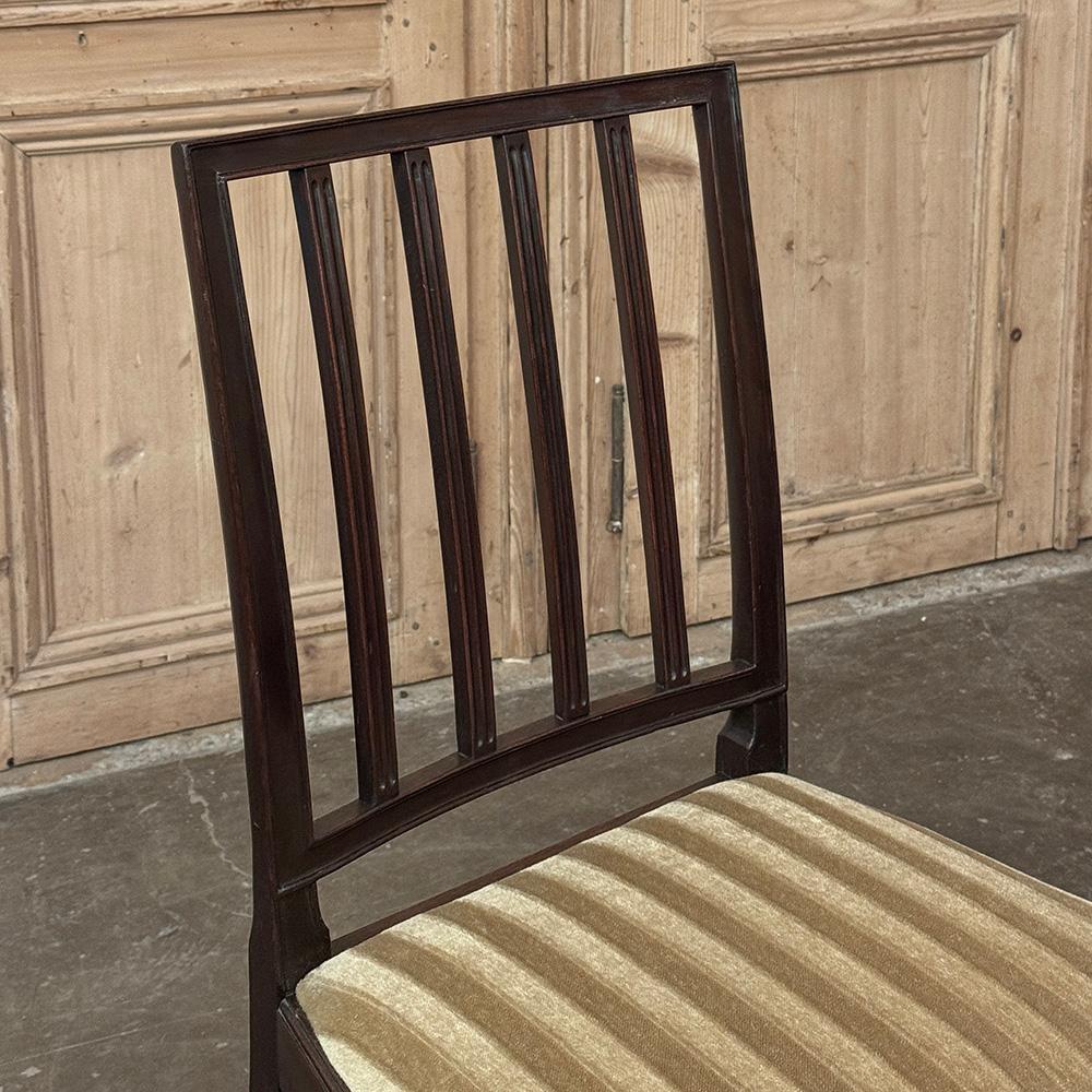 Ensemble de huit chaises de salle à manger néoclassiques du XVIIIe siècle, y compris deux fauteuils en vente 7