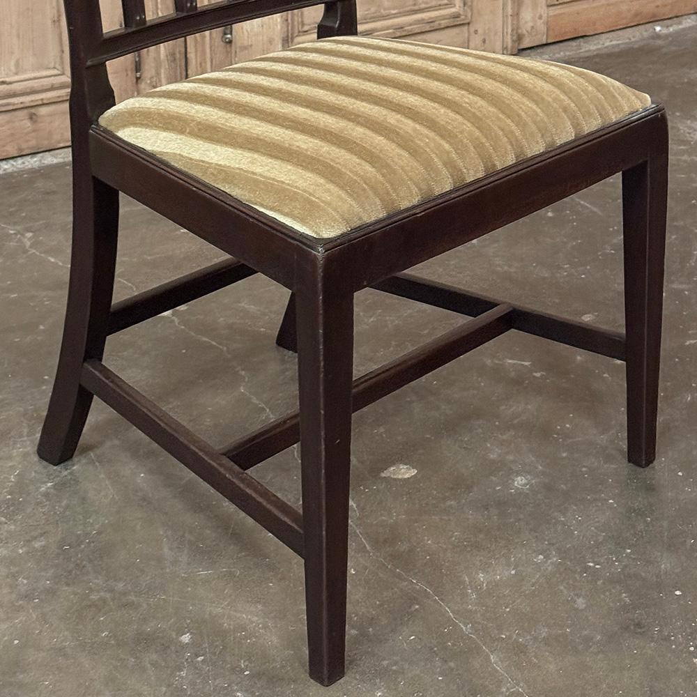 Ensemble de huit chaises de salle à manger néoclassiques du XVIIIe siècle, y compris deux fauteuils en vente 8