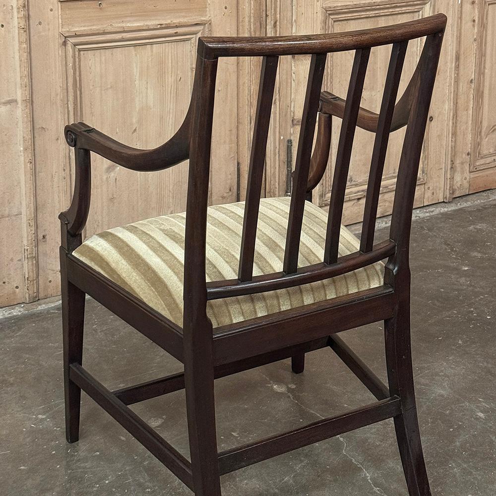 Ensemble de huit chaises de salle à manger néoclassiques du XVIIIe siècle, y compris deux fauteuils en vente 9