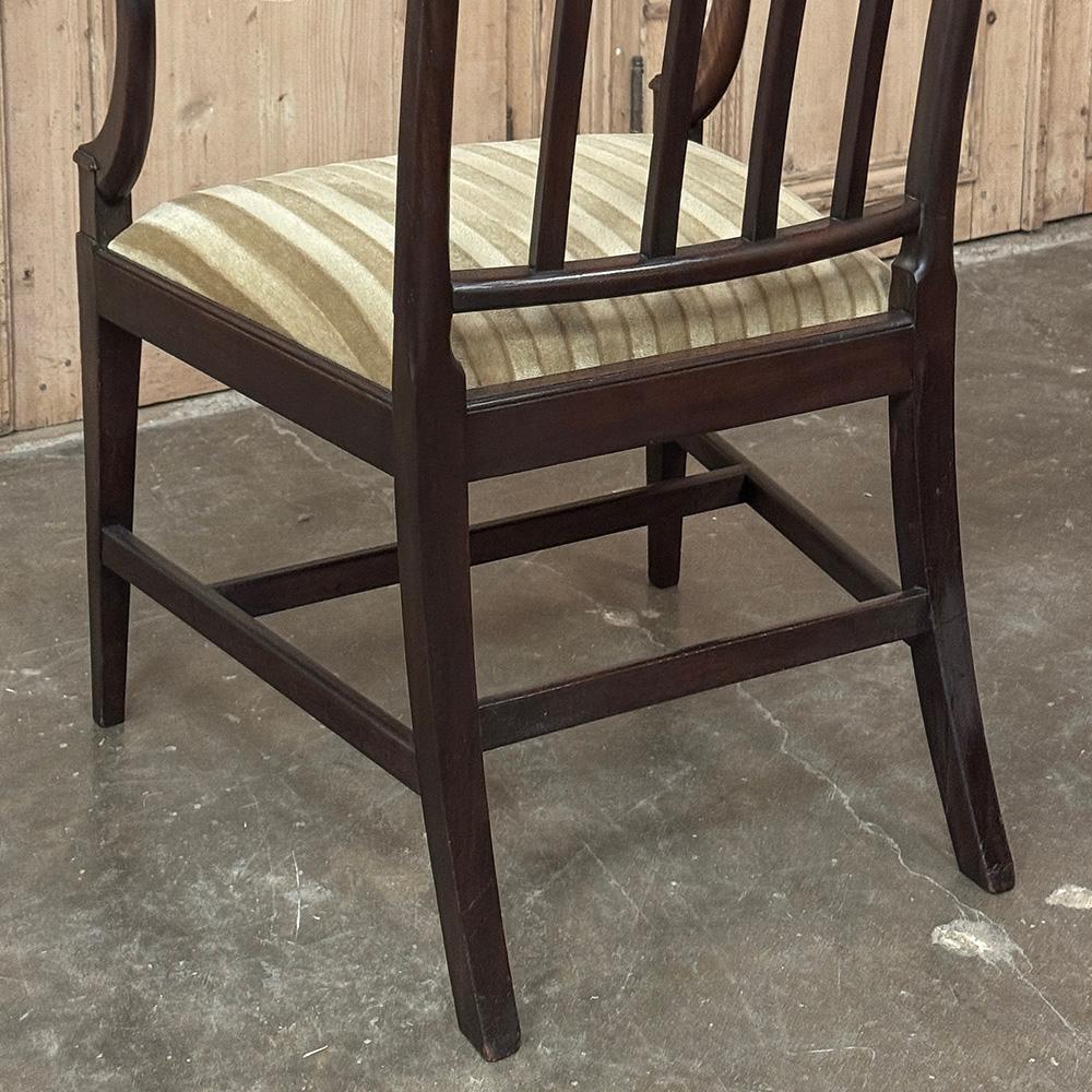 Ensemble de huit chaises de salle à manger néoclassiques du XVIIIe siècle, y compris deux fauteuils en vente 10
