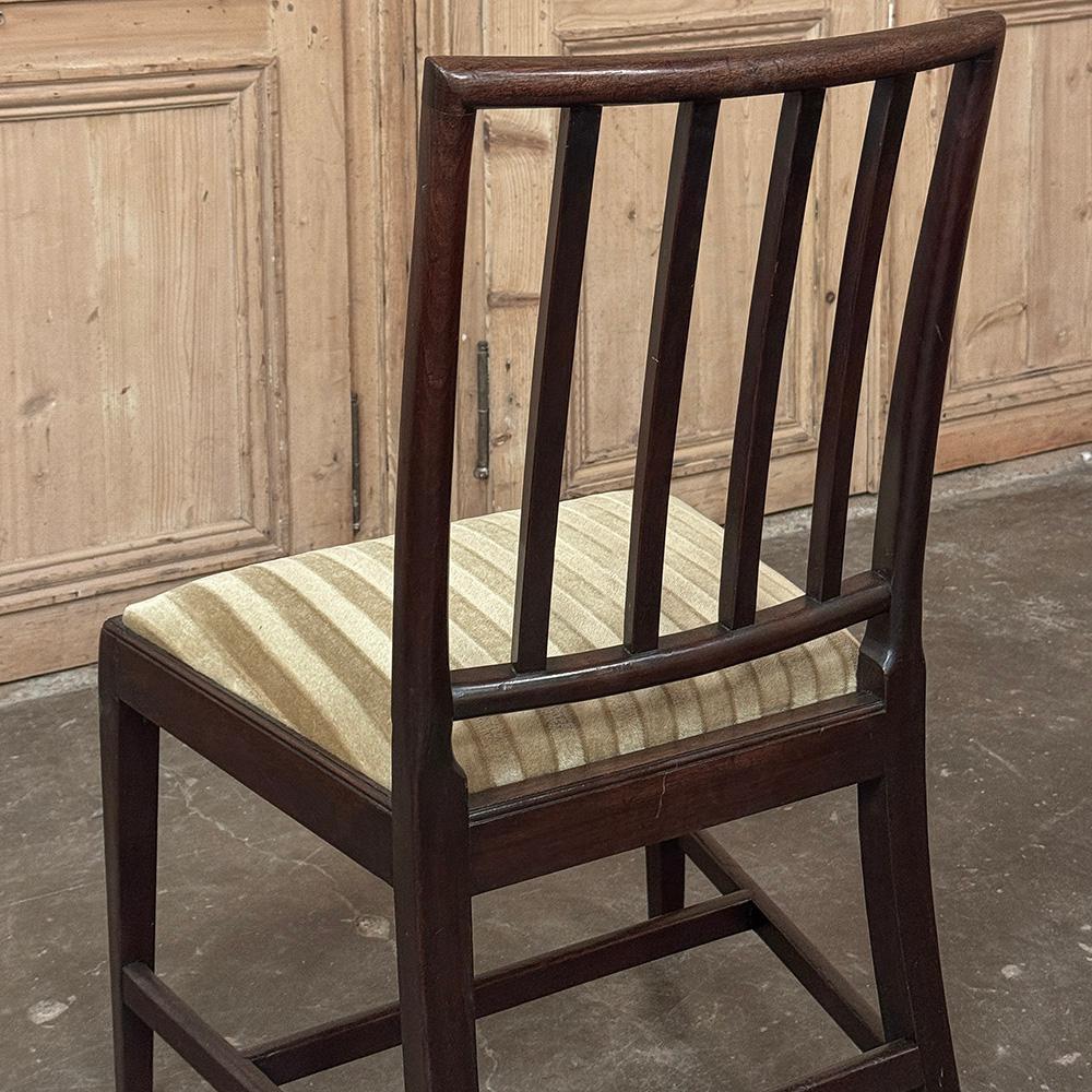 Ensemble de huit chaises de salle à manger néoclassiques du XVIIIe siècle, y compris deux fauteuils en vente 11