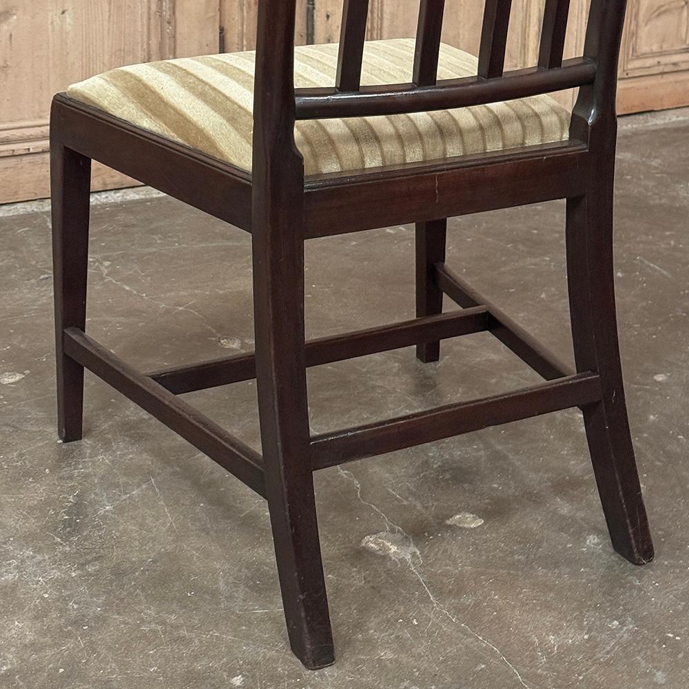 Ensemble de huit chaises de salle à manger néoclassiques du XVIIIe siècle, y compris deux fauteuils en vente 12