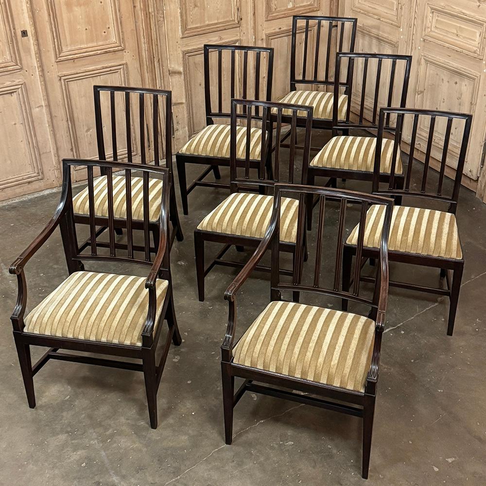 L'ensemble de huit chaises de salle à manger néoclassiques du XVIIIe siècle et de deux fauteuils fera une entrée intemporelle dans n'importe quelle pièce !  Fabriquée à la main à partir d'acajou exotique importé, qui était exceptionnellement