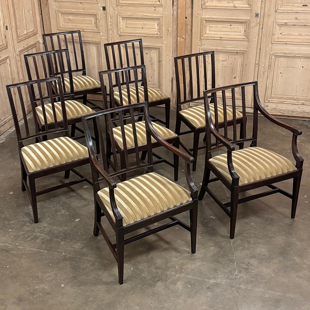 Français Ensemble de huit chaises de salle à manger néoclassiques du XVIIIe siècle, y compris deux fauteuils en vente
