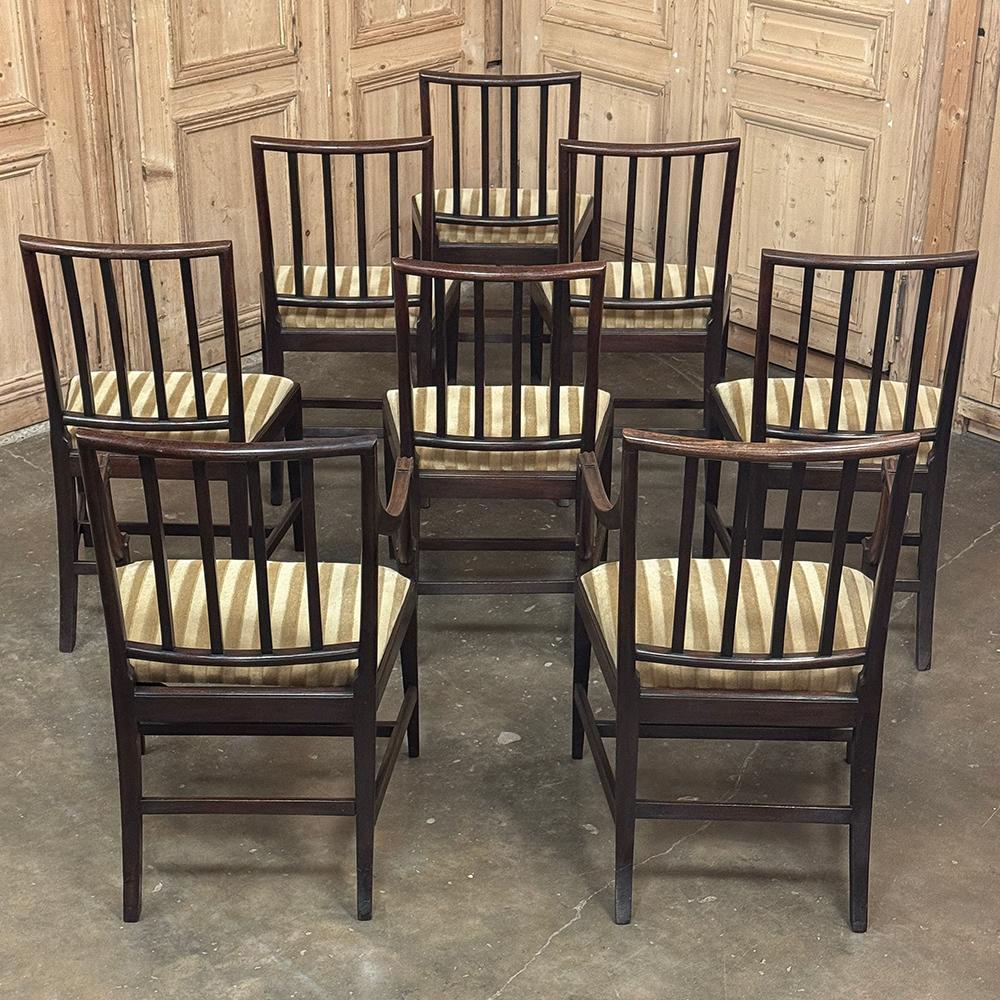 Fait main Ensemble de huit chaises de salle à manger néoclassiques du XVIIIe siècle, y compris deux fauteuils en vente
