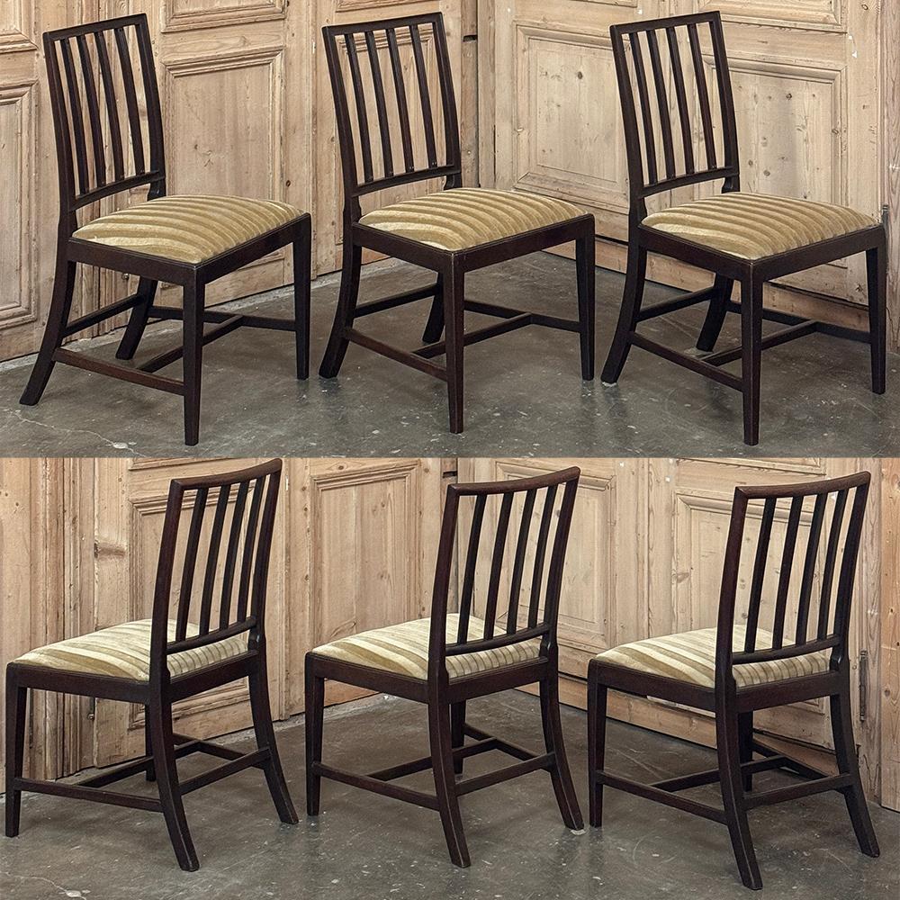 Mohair Ensemble de huit chaises de salle à manger néoclassiques du XVIIIe siècle, y compris deux fauteuils en vente