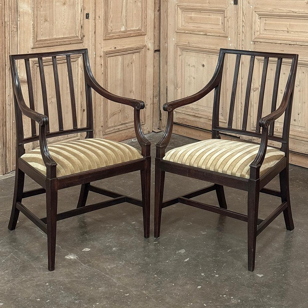 Ensemble de huit chaises de salle à manger néoclassiques du XVIIIe siècle, y compris deux fauteuils en vente 1