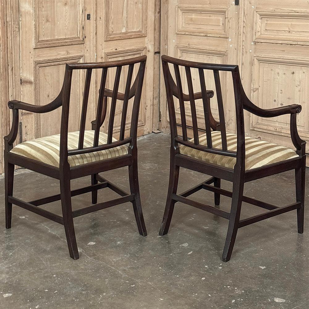 Ensemble de huit chaises de salle à manger néoclassiques du XVIIIe siècle, y compris deux fauteuils en vente 2