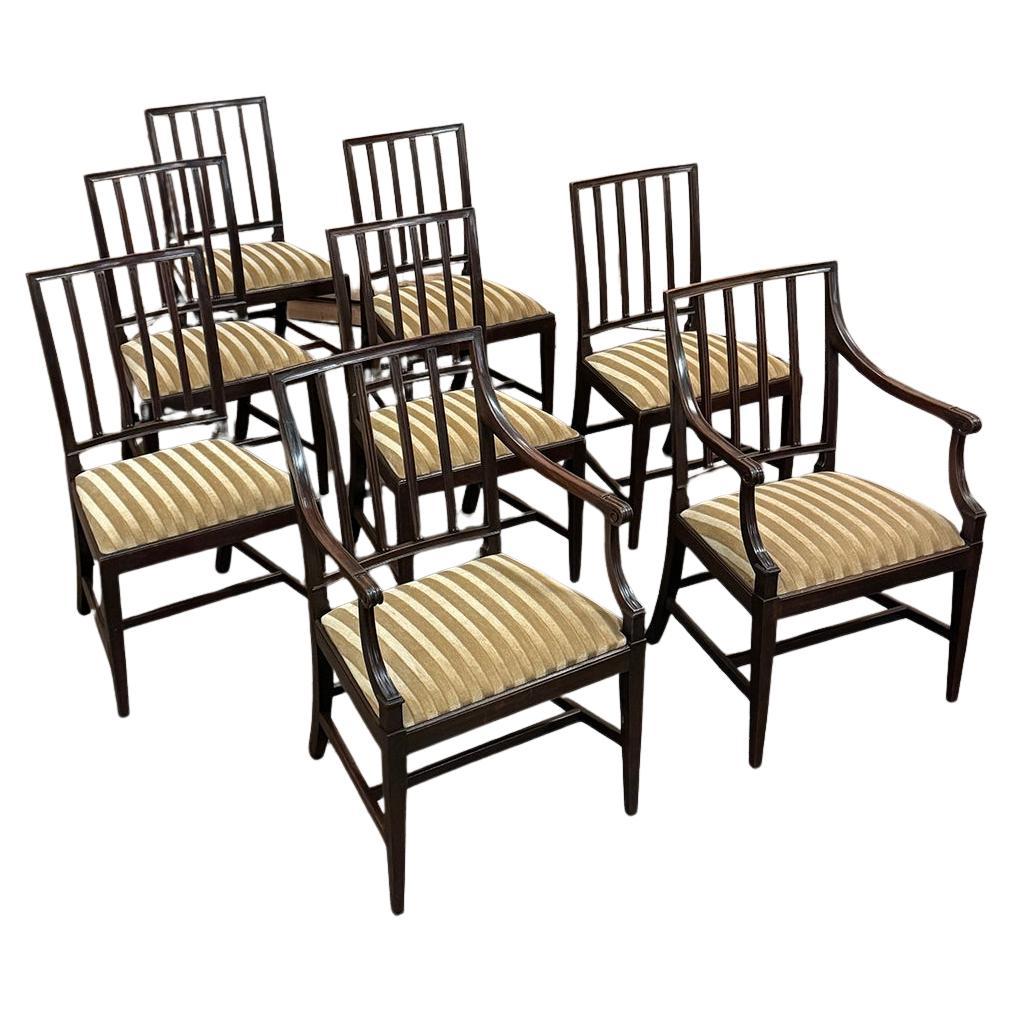 Ensemble de huit chaises de salle à manger néoclassiques du XVIIIe siècle, y compris deux fauteuils en vente