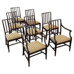 Ensemble de huit chaises de salle à manger néoclassiques du XVIIIe siècle, y compris deux fauteuils