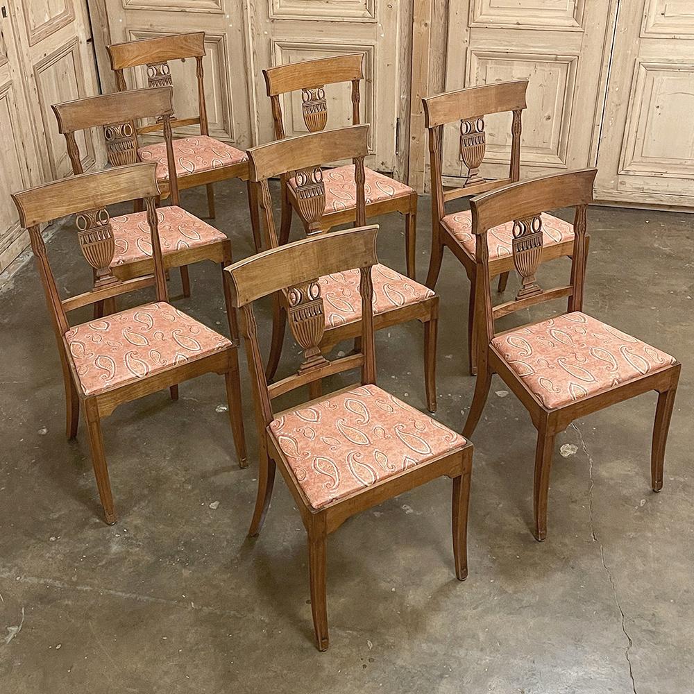 Die acht schwedischen Gustavianischen Esszimmerstühle im neoklassischen Stil des 18. Jahrhunderts wurden erst kürzlich mit einem hochwertigen Stoff bezogen und sind eine gute Wahl für Ihr Ess- und Unterhaltungsvergnügen!  Jeder Stuhl wurde in einem