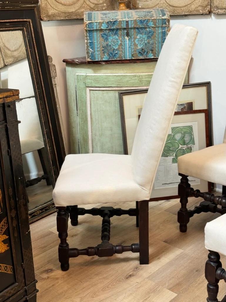 Tissu d'ameublement Ensemble de huit chaises de salle à manger William and Mary du 18ème siècle en vente